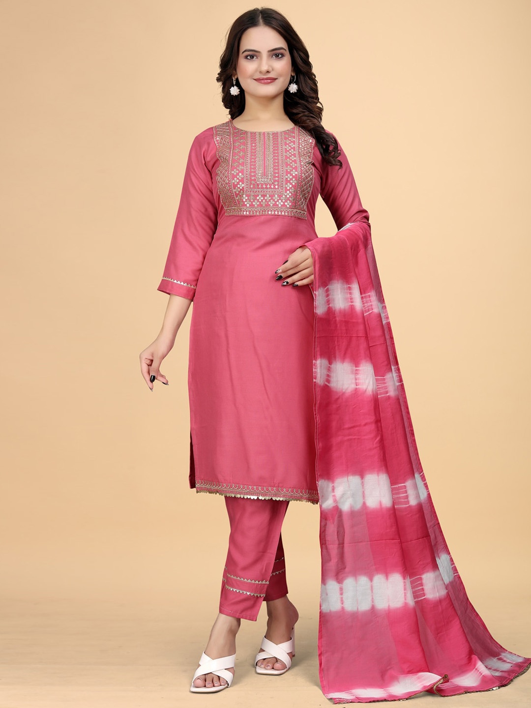 

Kandora Yoke Design Regular Kurta with Trousers & With Dupatta, Pink