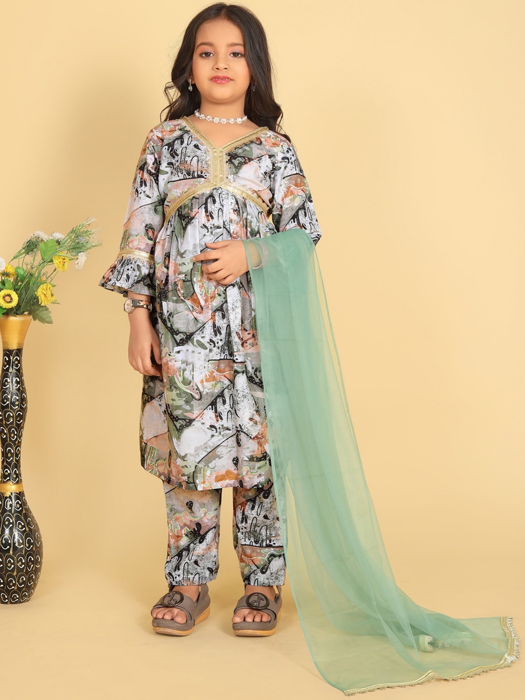 

BAESD Girls Floral Printed Empire Straight Kurta with Trousers & Dupatta, Black