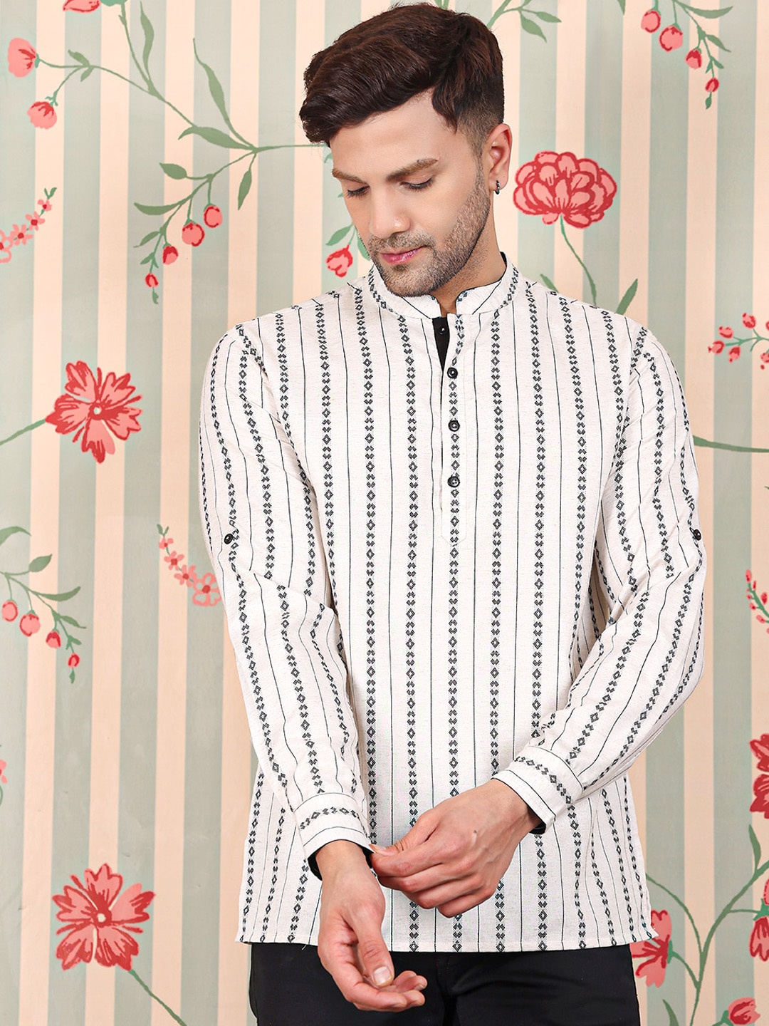 

Ode by House of Pataudi Men Striped Thread Work Kurta, Off white