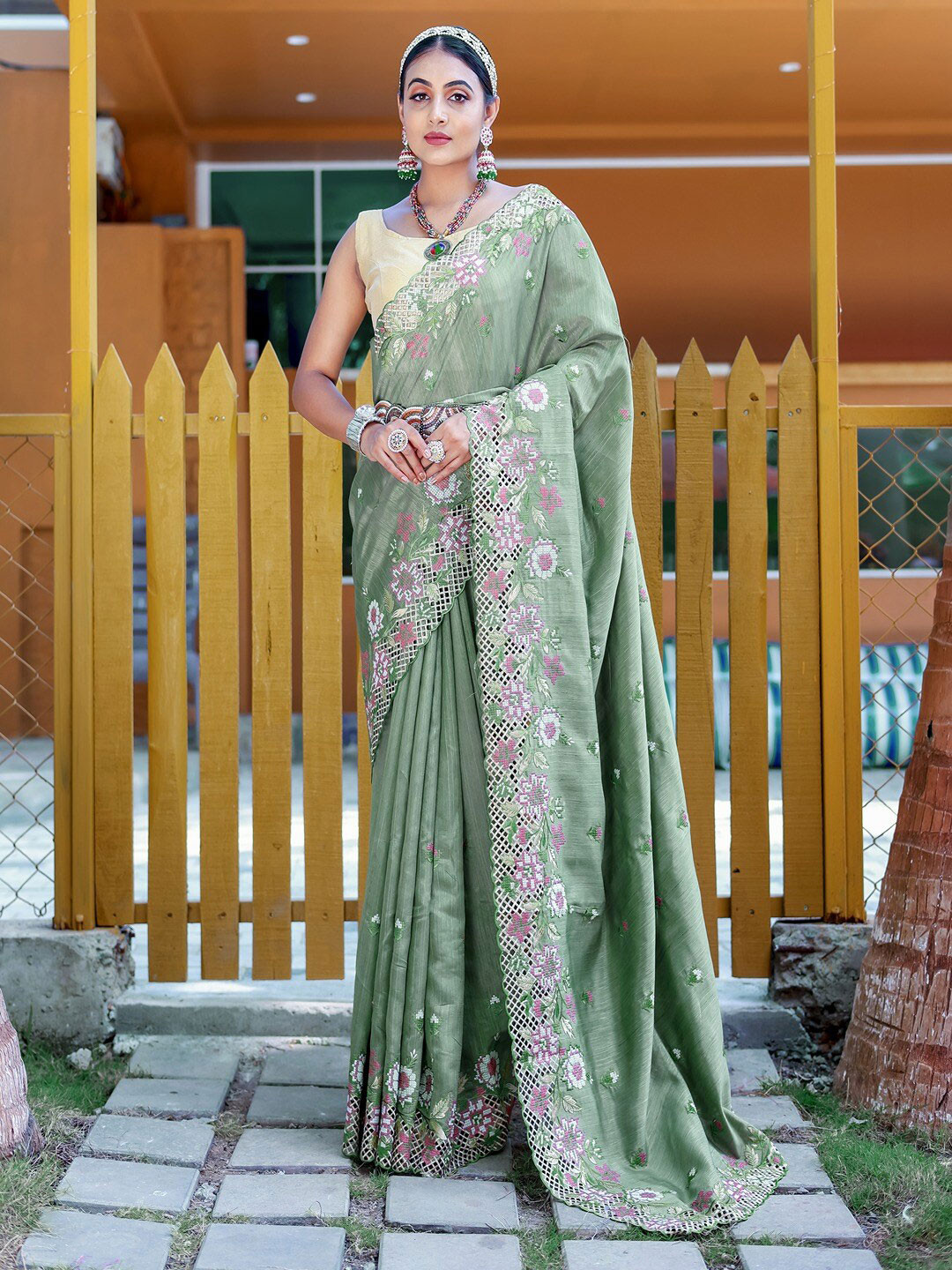 

SGF11 Ethnic Motifs Embroidered Silk Cotton Saree, Green