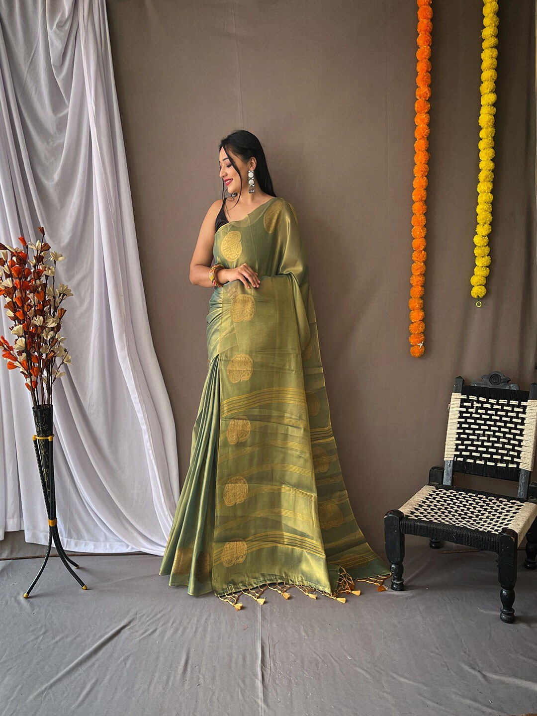 

SGF11 Ethnic Motifs Woven Design Zari Kanjeevaram Saree, Green
