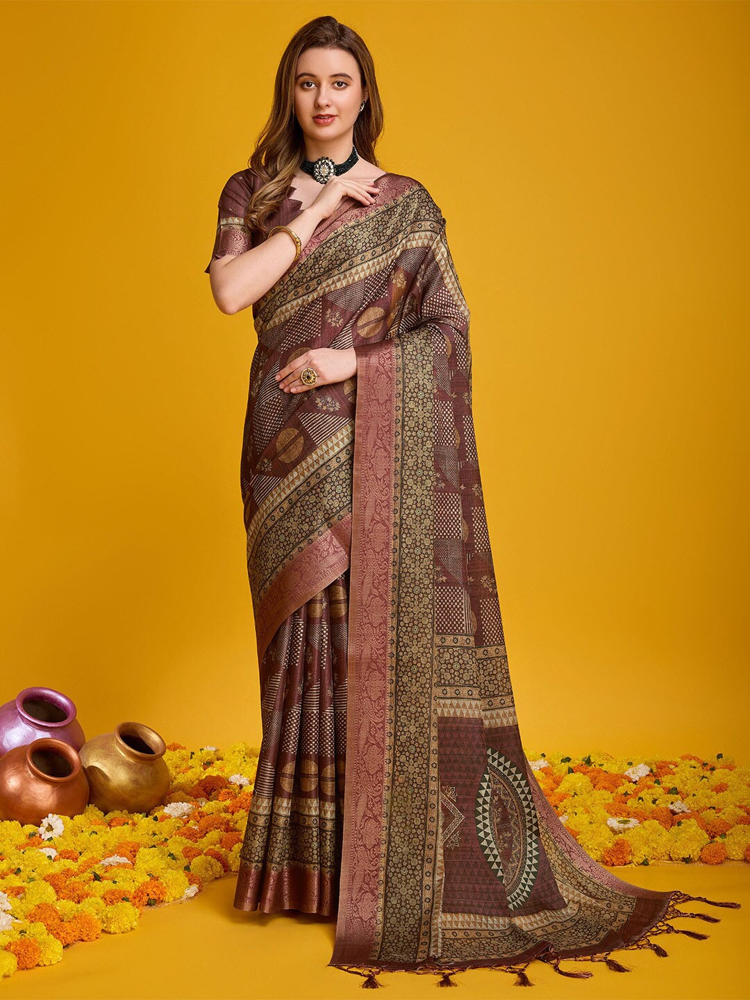 

Ishin Geometric Printed Saree, Maroon