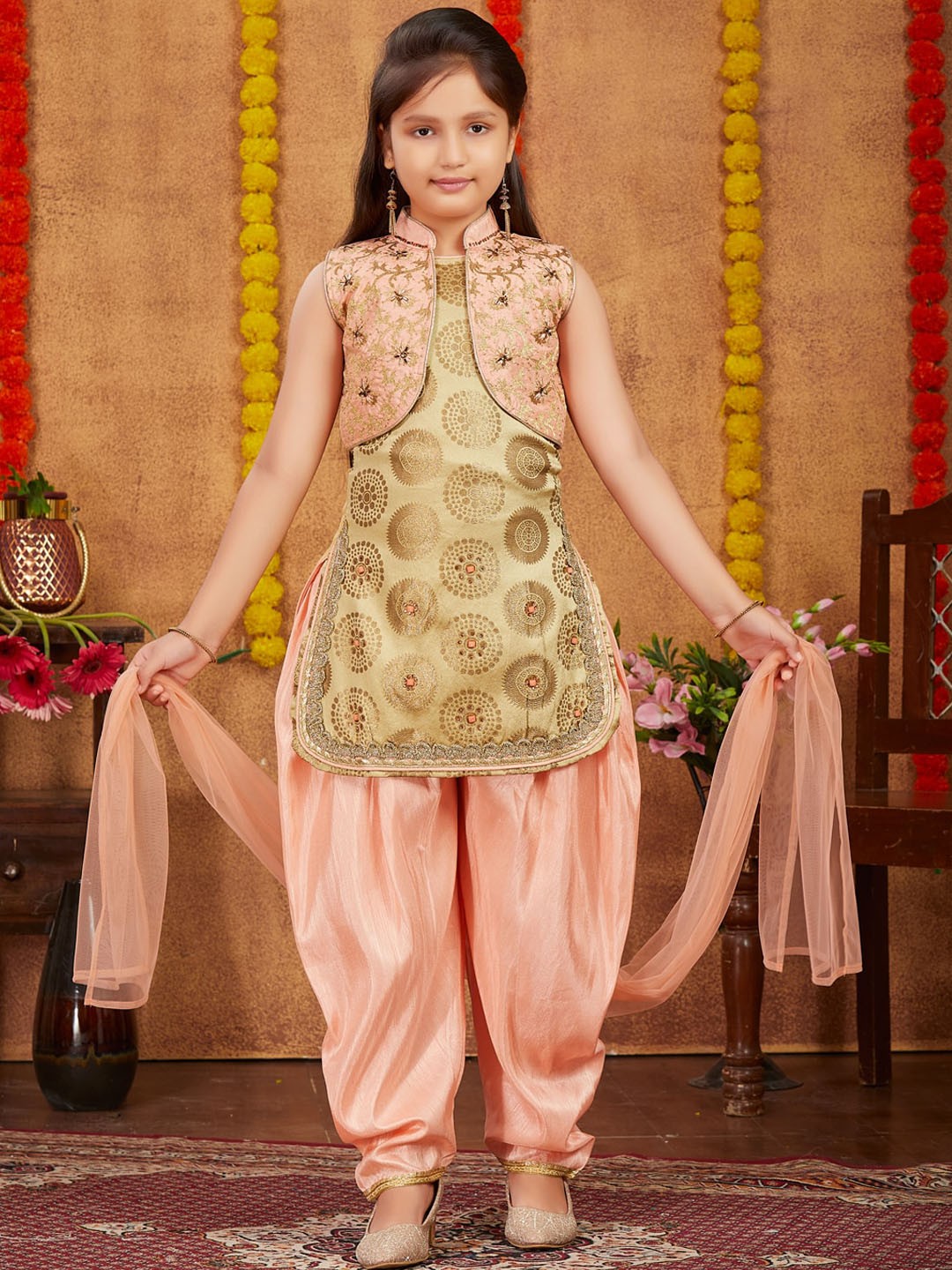 

Aarika Girls Ethnic Motifs Printed Regular Kurti With Patiala & Dupatta, Beige