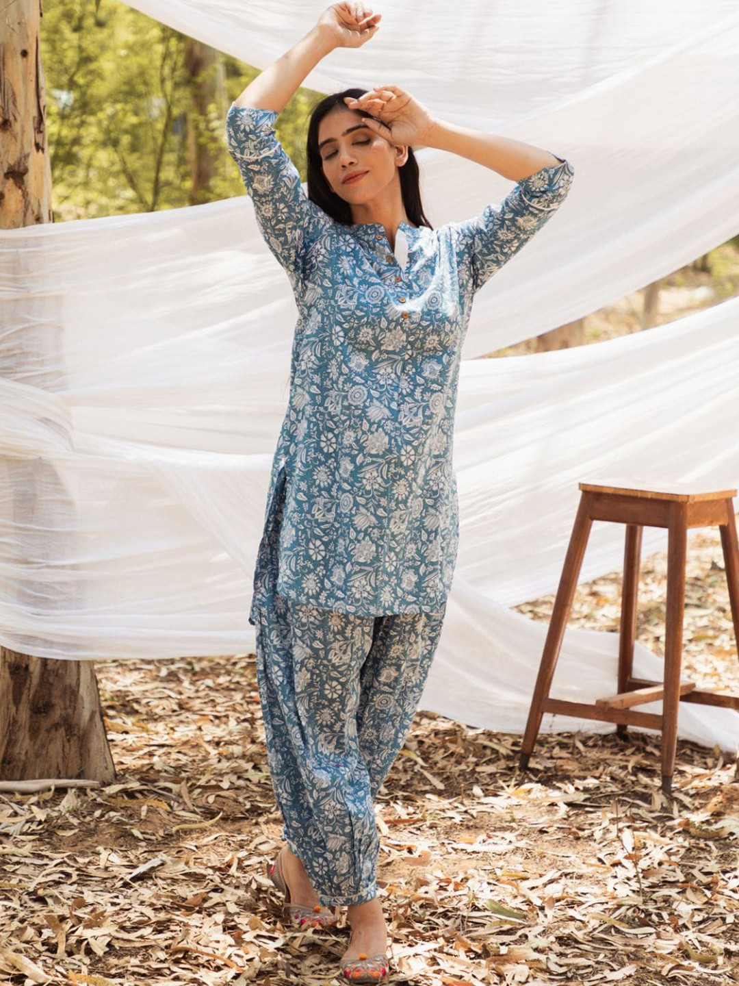 

Mera Rang Floral Printed Regular Pure Cotton Kurta with Harem Pants, Blue