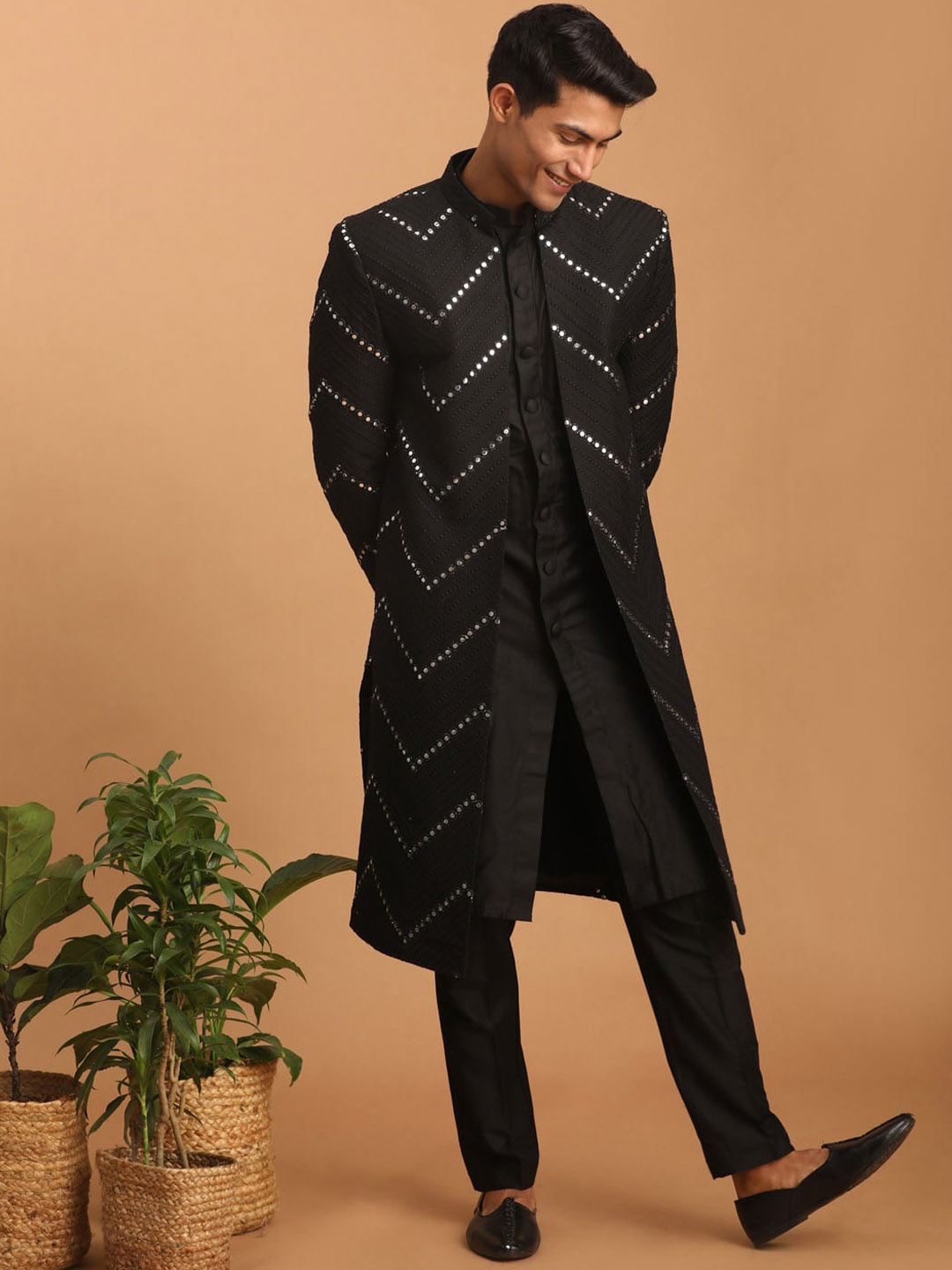 

VASTRAMAY Slim-Fit Embroidered Mirror Work Sherwani Set, Black