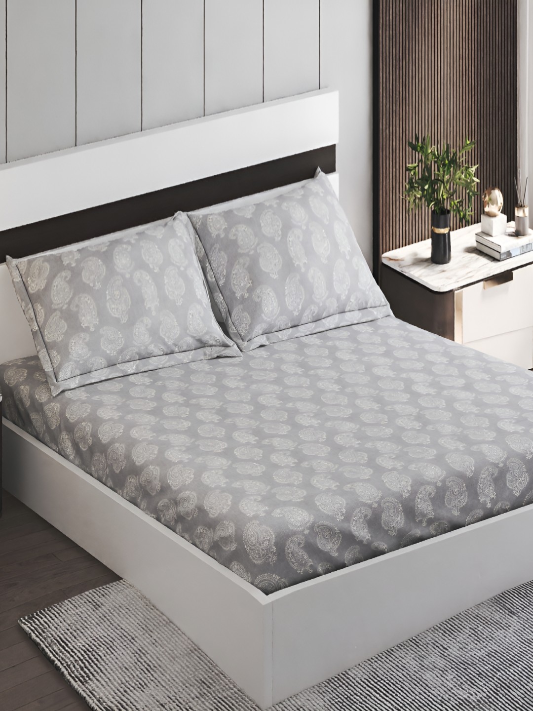 

Home Centre Grey & White Printed Cotton 144 TC King Bedsheet with 2 Pillow Covers
