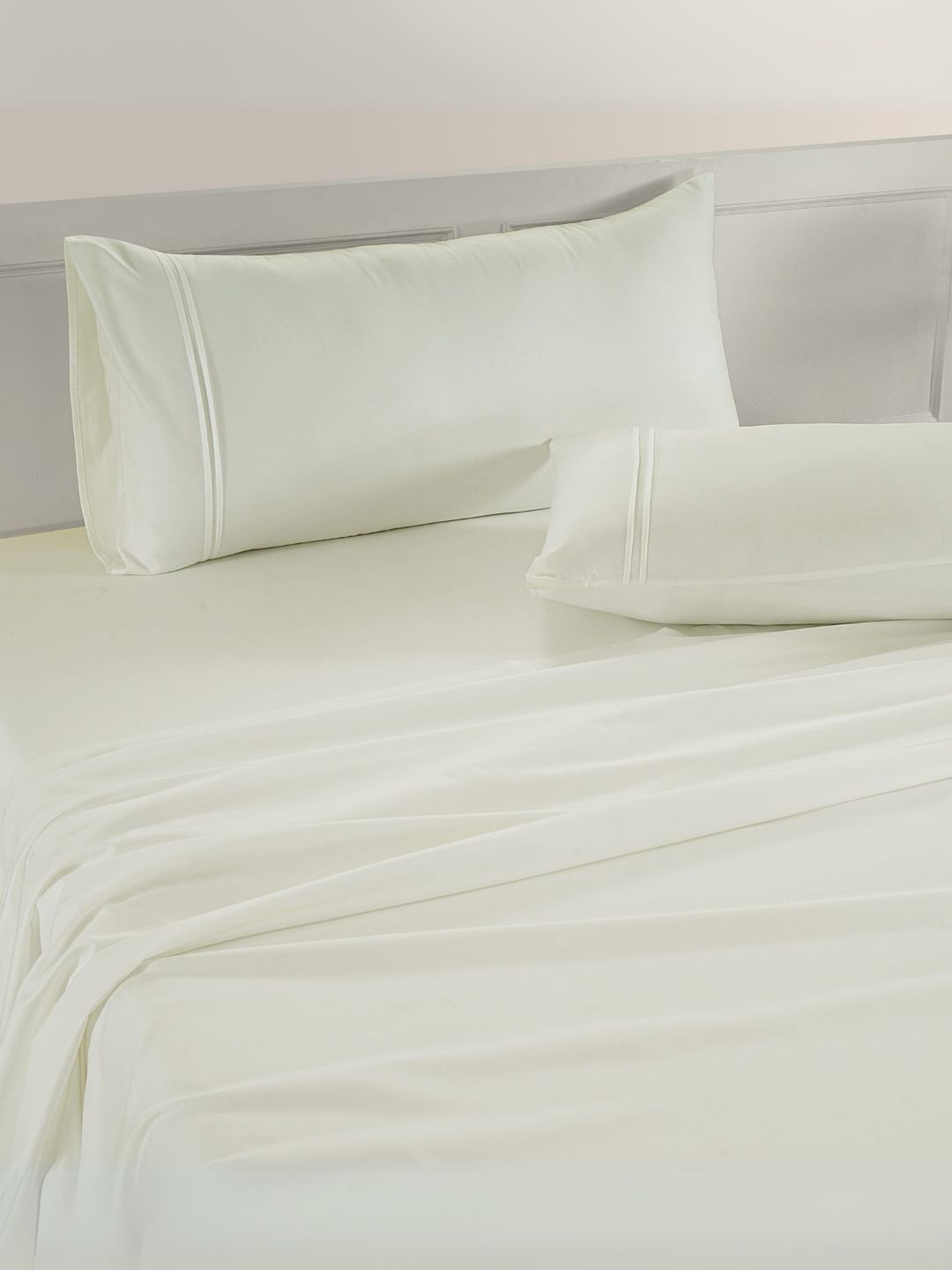 

Aurave Cream Plain 400 TC Cotton Satin Flat King Bedsheet 2.74 m x 2.74 m
