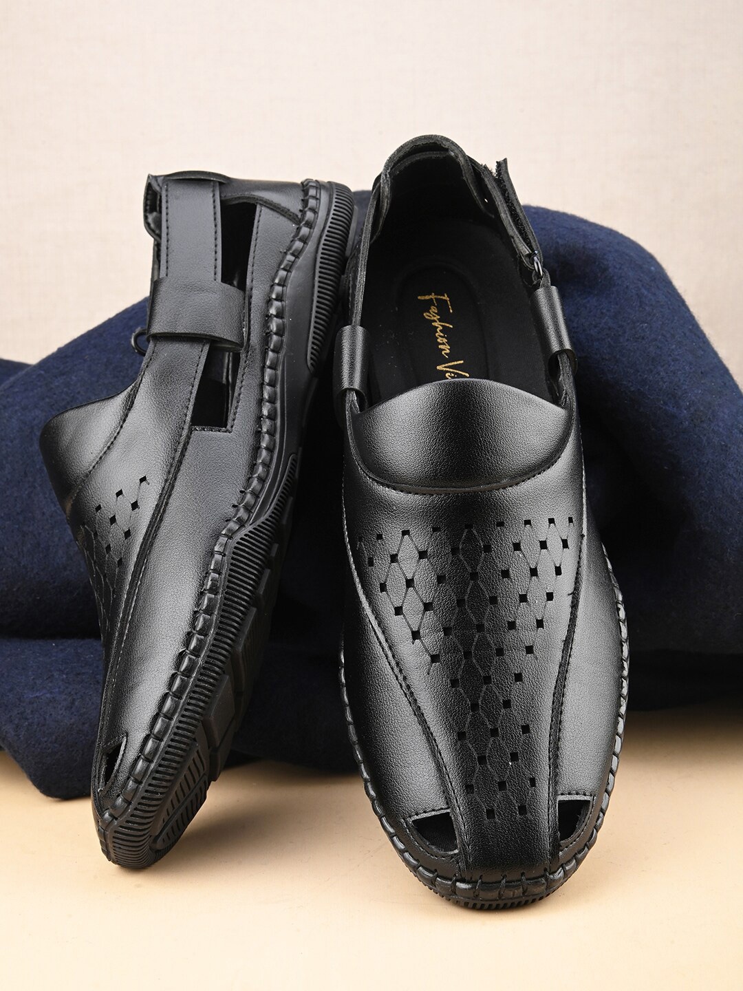 

Fashion Victim Men Shoe-Style Sandals, Black