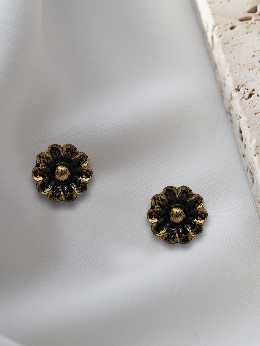 

Comet Busters Floral Studs Earrings, Gold