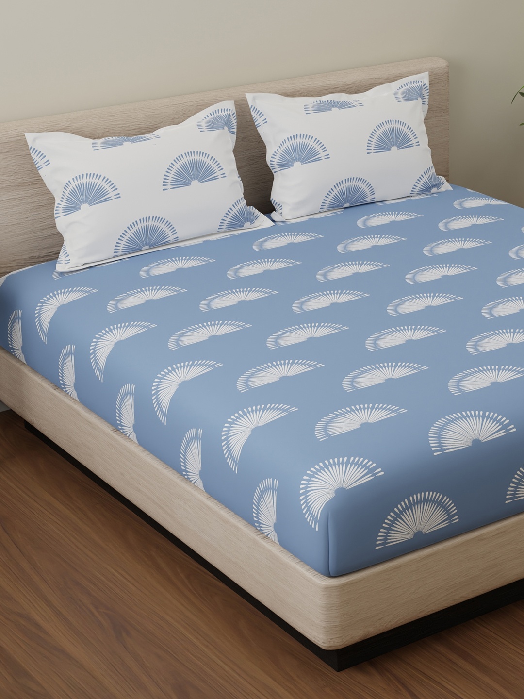 

Huesland Sunrise White & Blue Geometric 144 TC Cotton King Bedsheet with 2 Pillow Covers