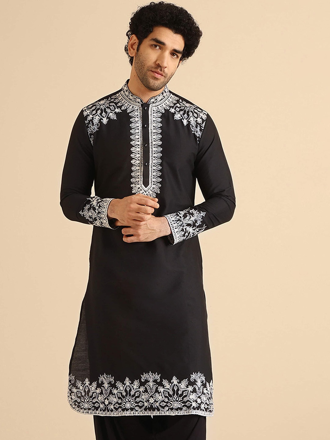 

KISAH Men Thread Embroidered Zari Regular Fit Kurta, Black