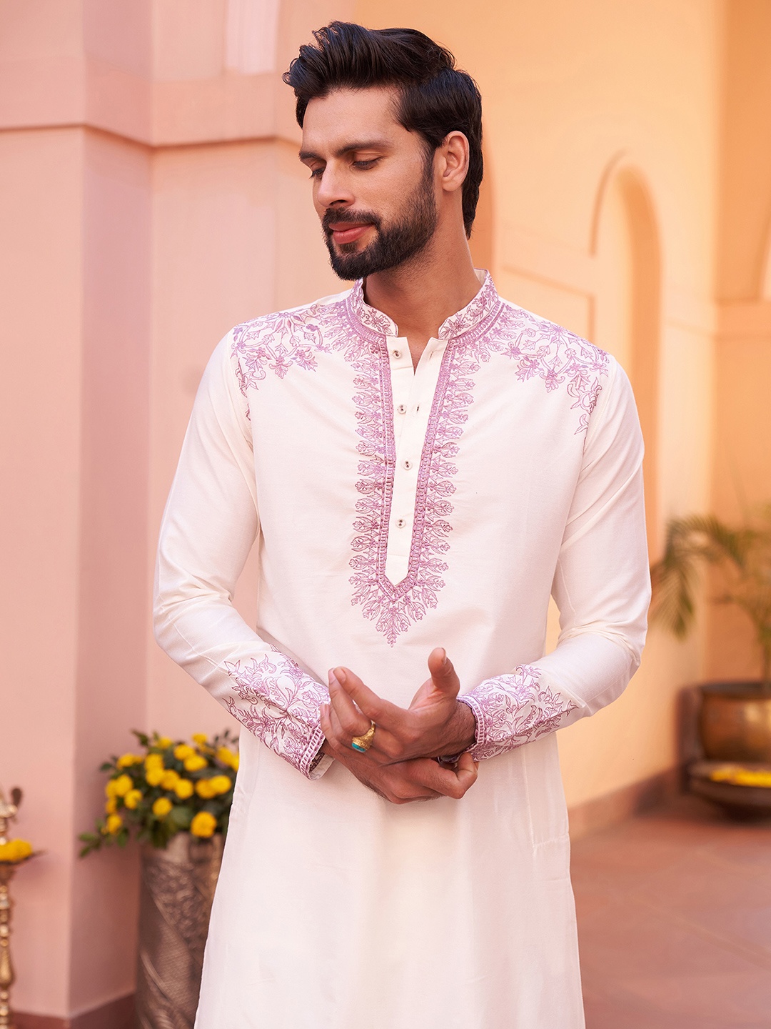 

KISAH Men Thread Embroidered Zari Regular Fit Kurta, Off white