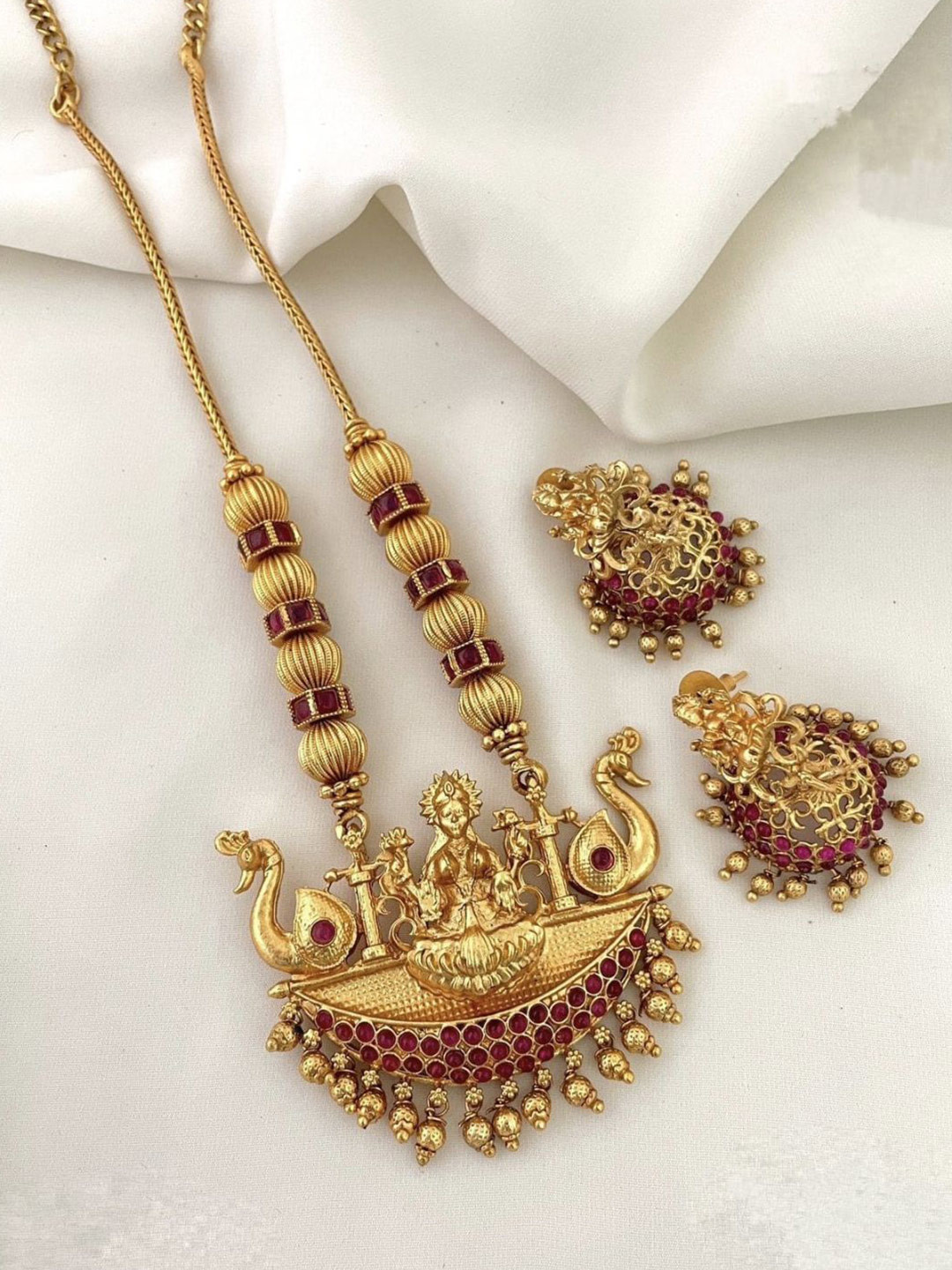 

Adc fashions Gold-Plated Stones Studded & Beaded Necklace And Earrings