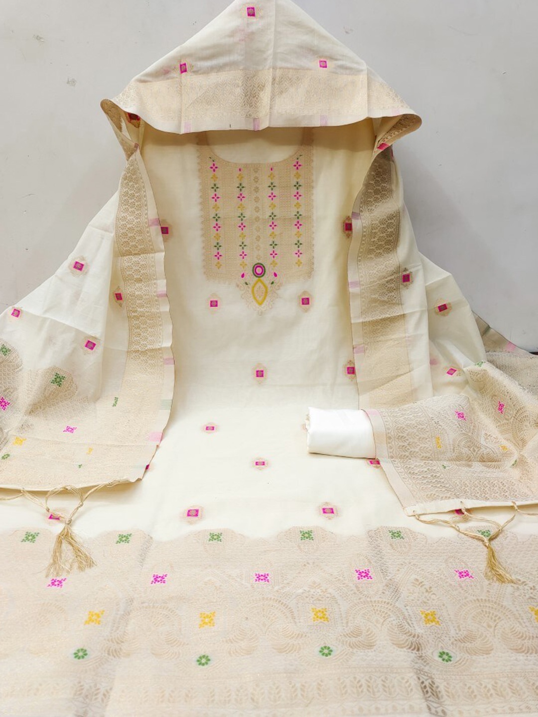 

Momina Fashion Pure Silk Unstitched Dress Material, Cream