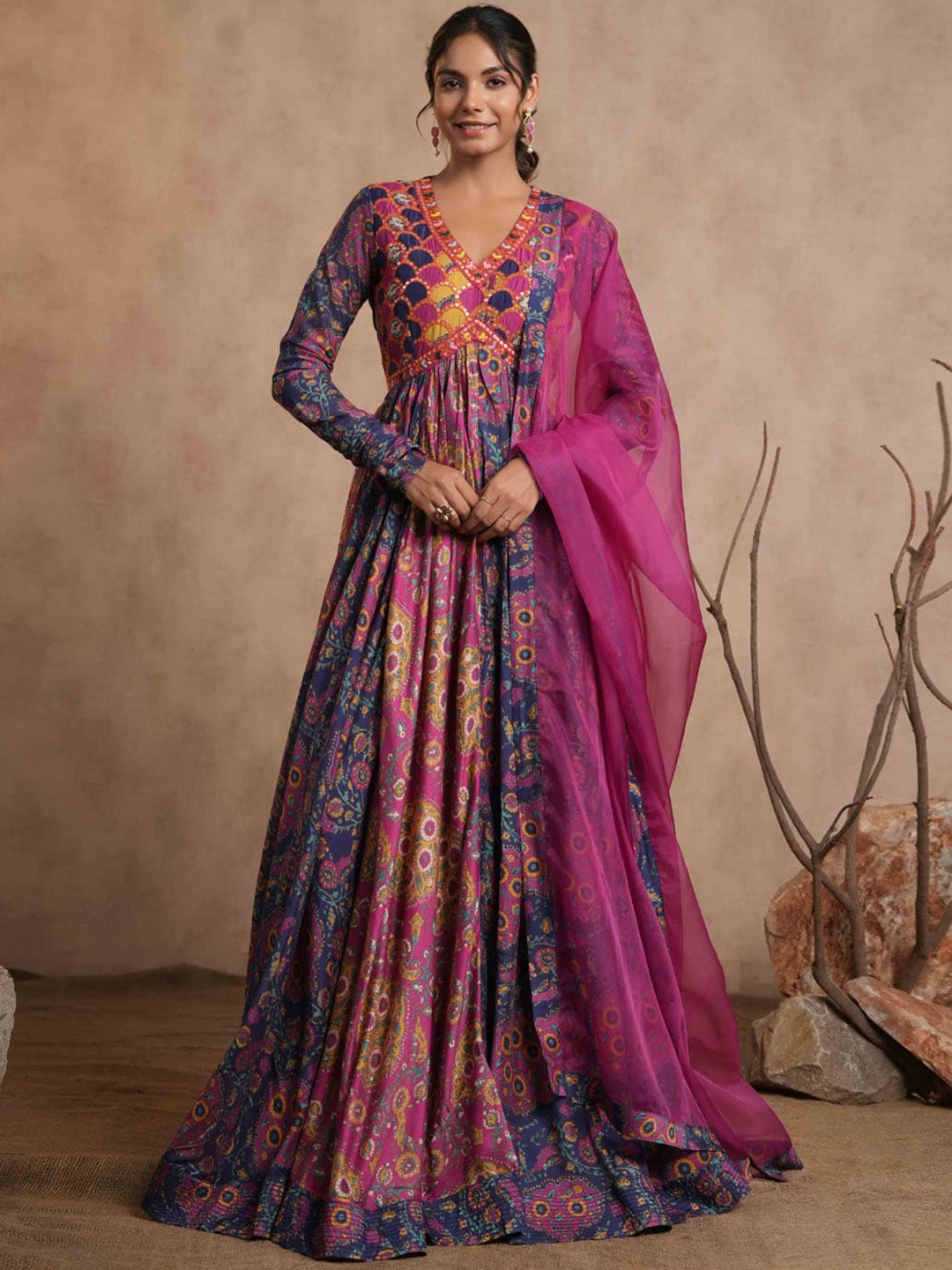 

Meena Bazaar V-Neck Floral Printed Regular Kurta Set, Navy blue