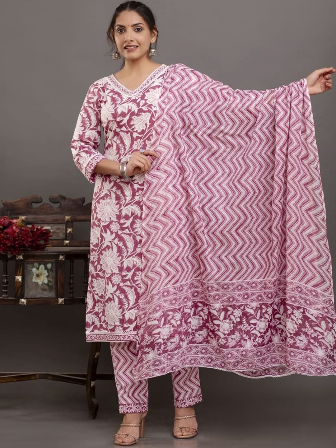 

Meena Bazaar Floral Printed Straight Kurta & Trousers With Dupatta, Red