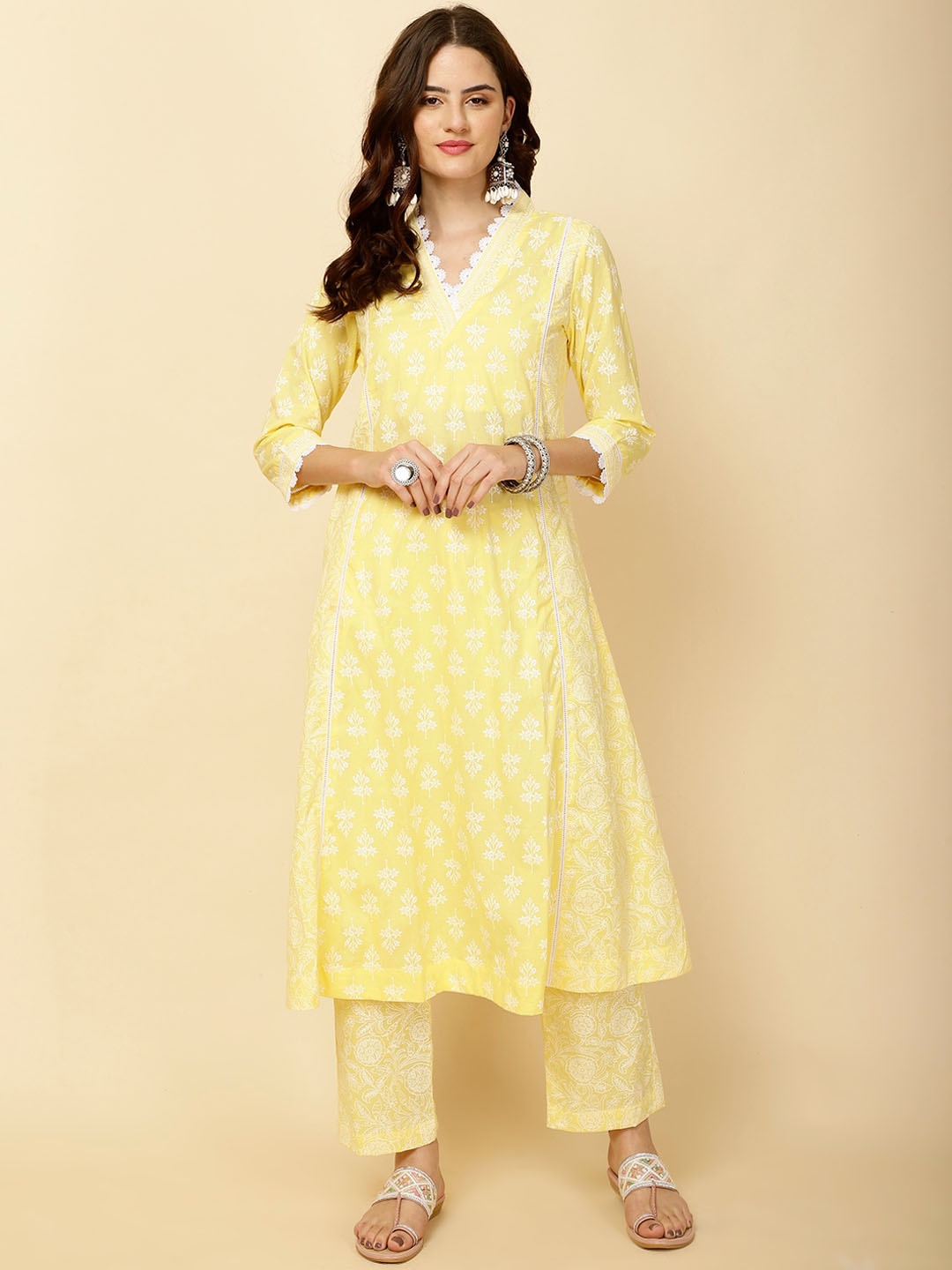 

Meena Bazaar Floral Printed Straight Kurta with Trousers, Yellow