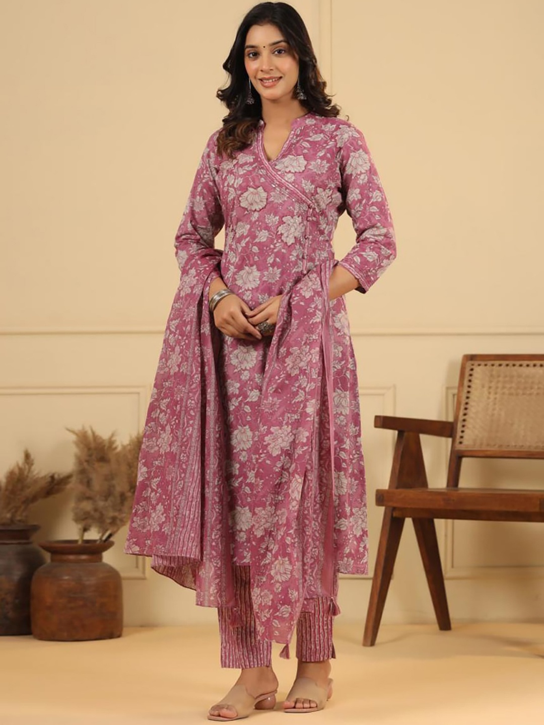

Meena Bazaar V-Neck Floral Printed Angrakha Kurta Set, Pink