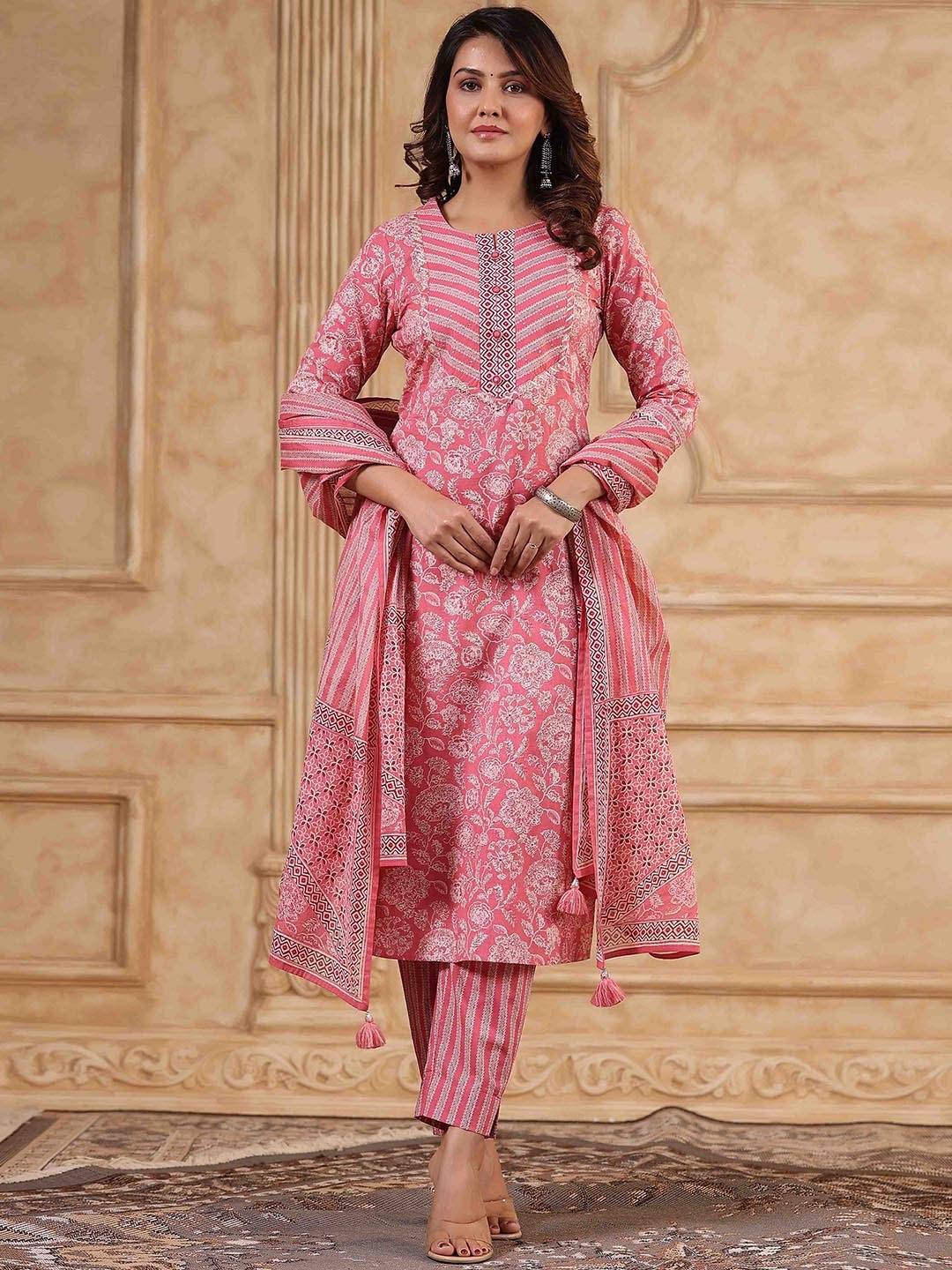 

Meena Bazaar Floral Printed Round Neck Three-Quarter Sleeves Kurta Set, Pink