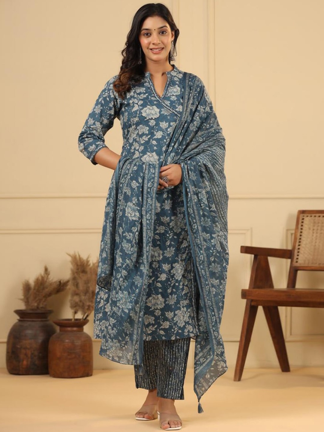 

Meena Bazaar V-Neck Floral Printed Regular Kurta Set, Blue