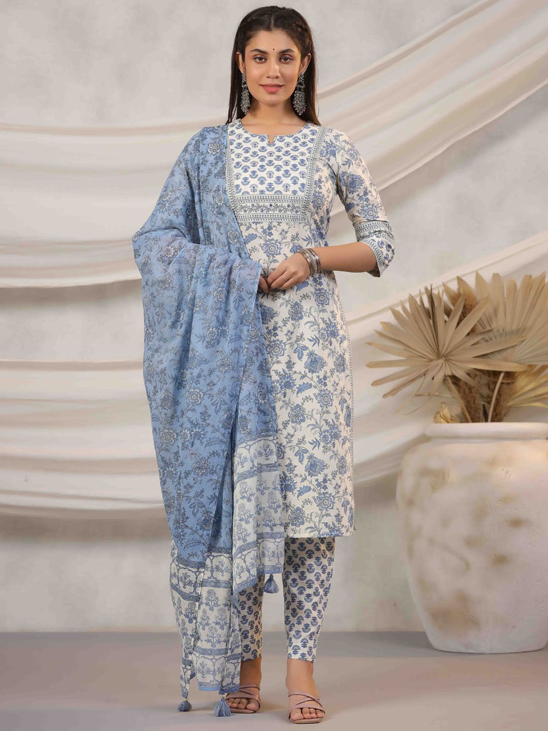 

Meena Bazaar Notch Neck Floral Printed Regular Kurta Set, Cream