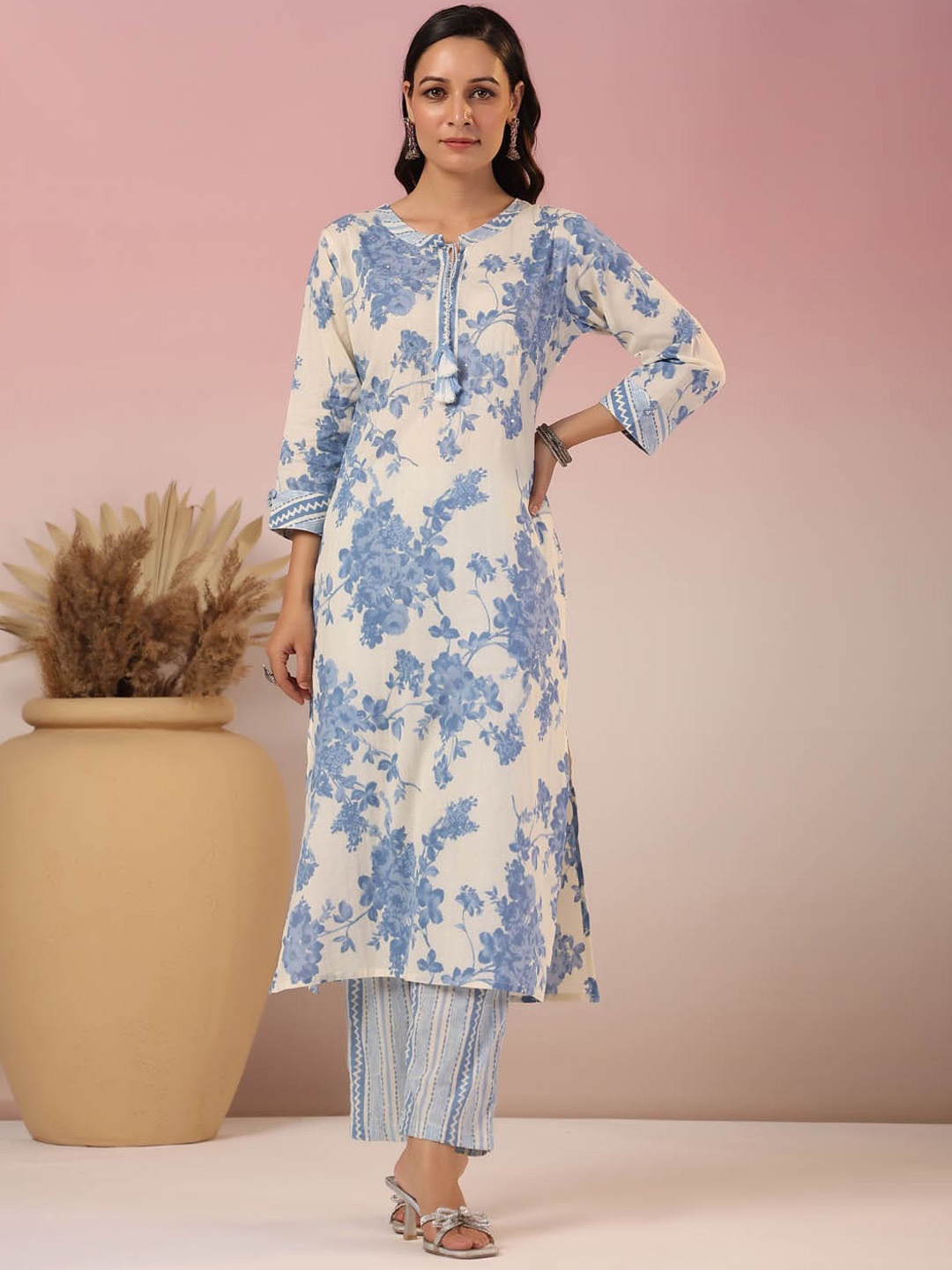 

Meena Bazaar Floral Printed Tie-Up Neck Straight Kurta With Trousers, Blue
