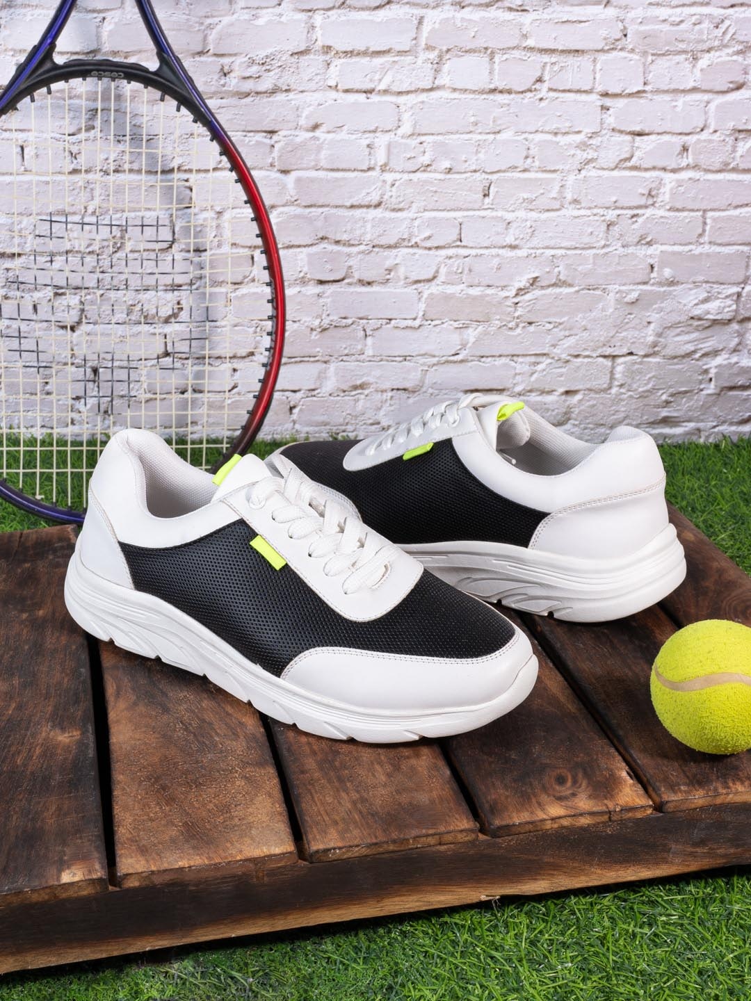 

Styli Men Colourblocked Round Toe Sneakers, White