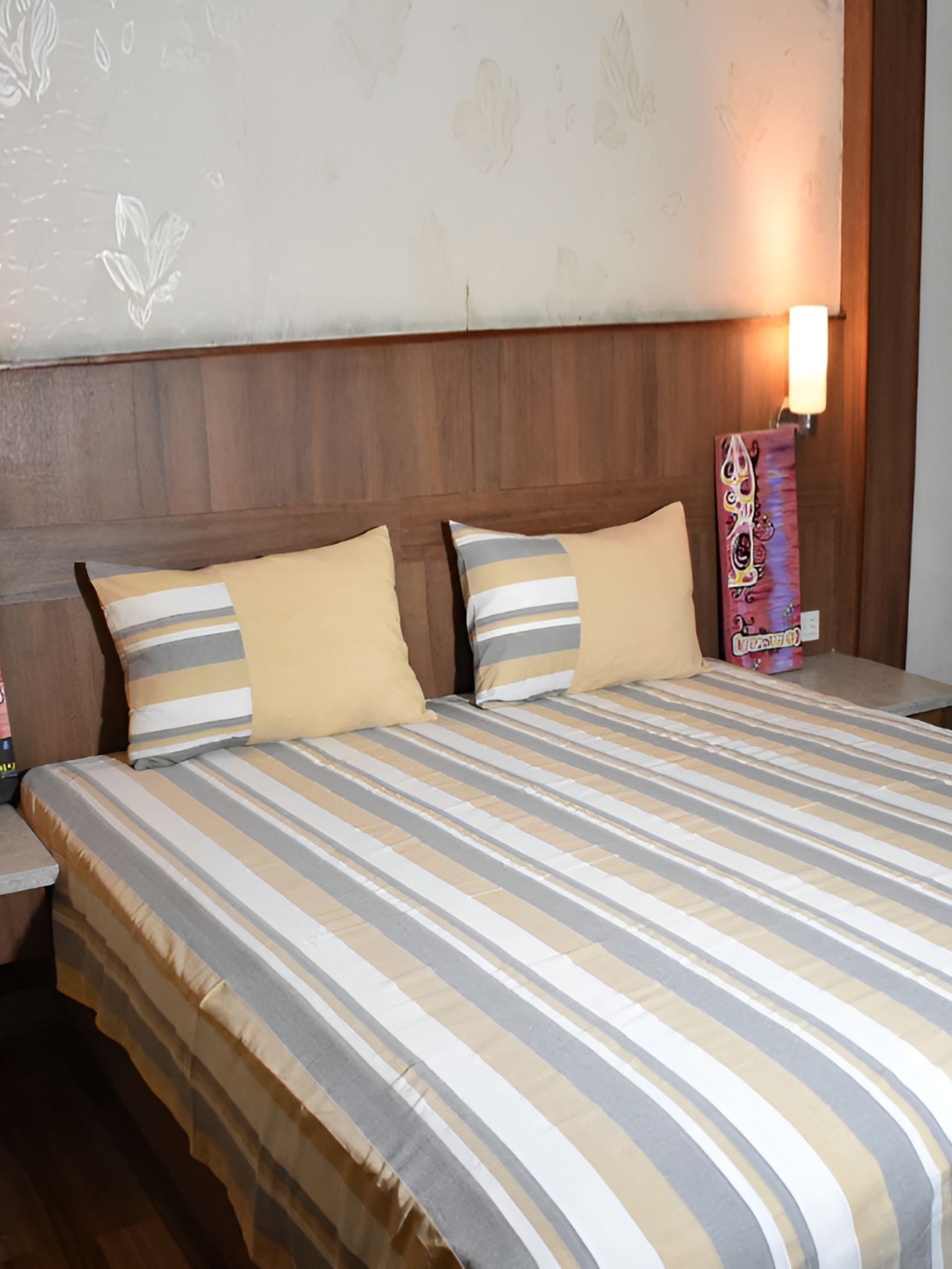 

Aura Gold-Toned & White Striped 120 TC Queen Bedsheet with 2 Pillow Covers