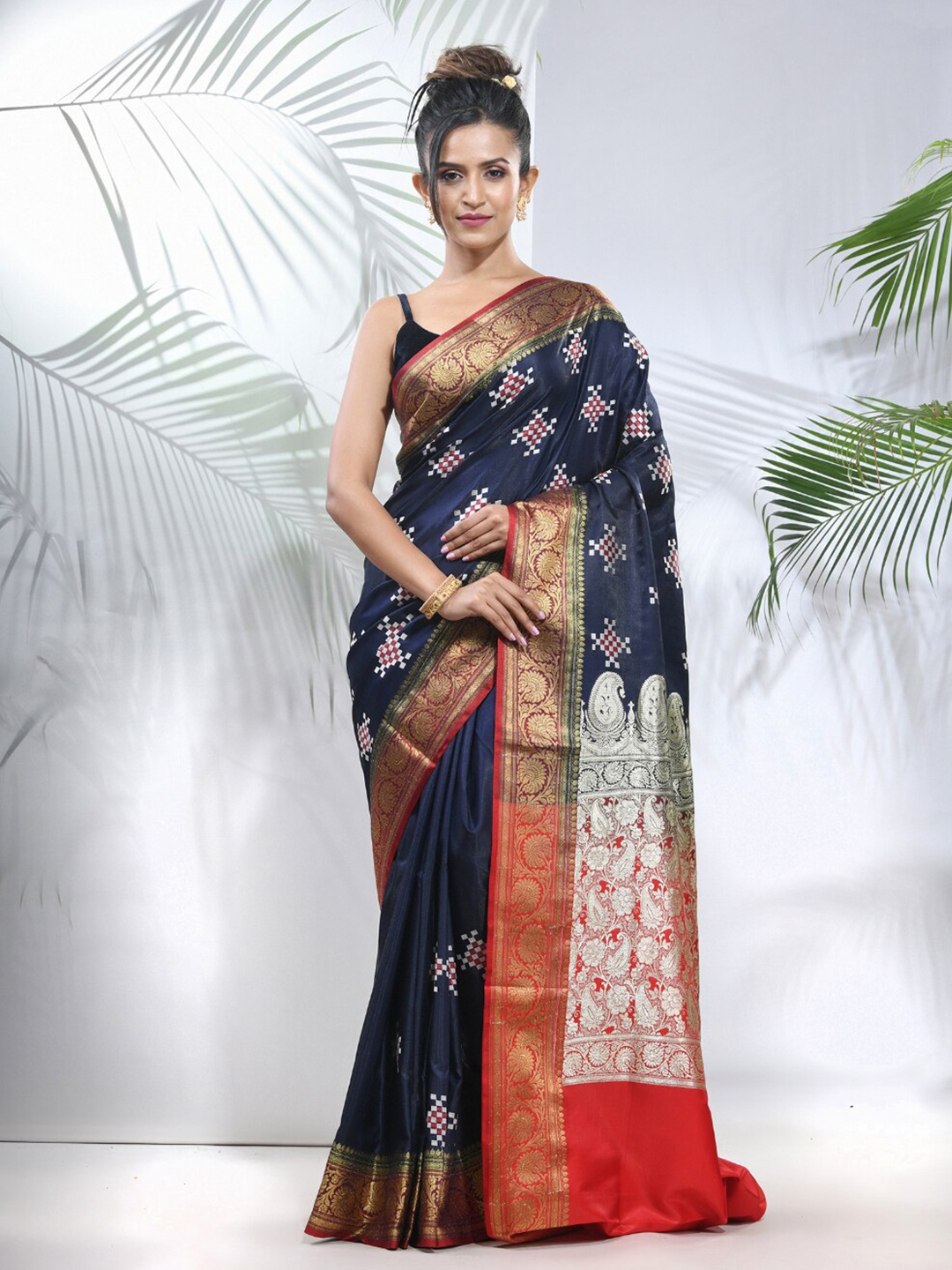 

Charukriti Woven Design Zari Saree, Navy blue