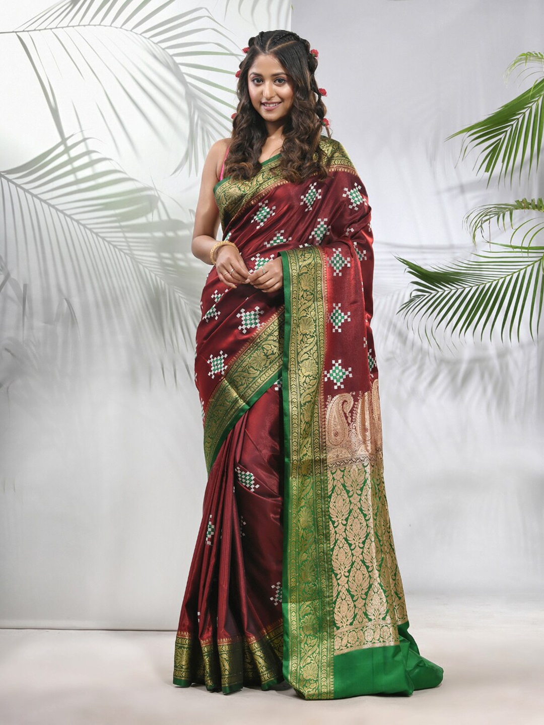 

Charukriti Woven Design Zari Saree, Maroon