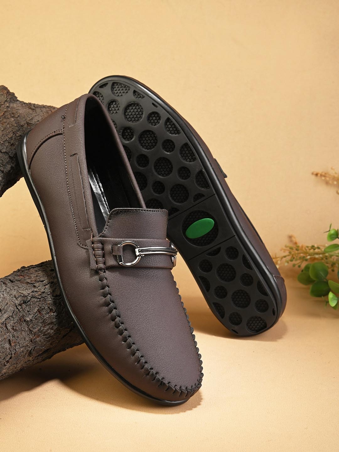 

Sir Corbett Men Textured Round Toe Loafers, Brown