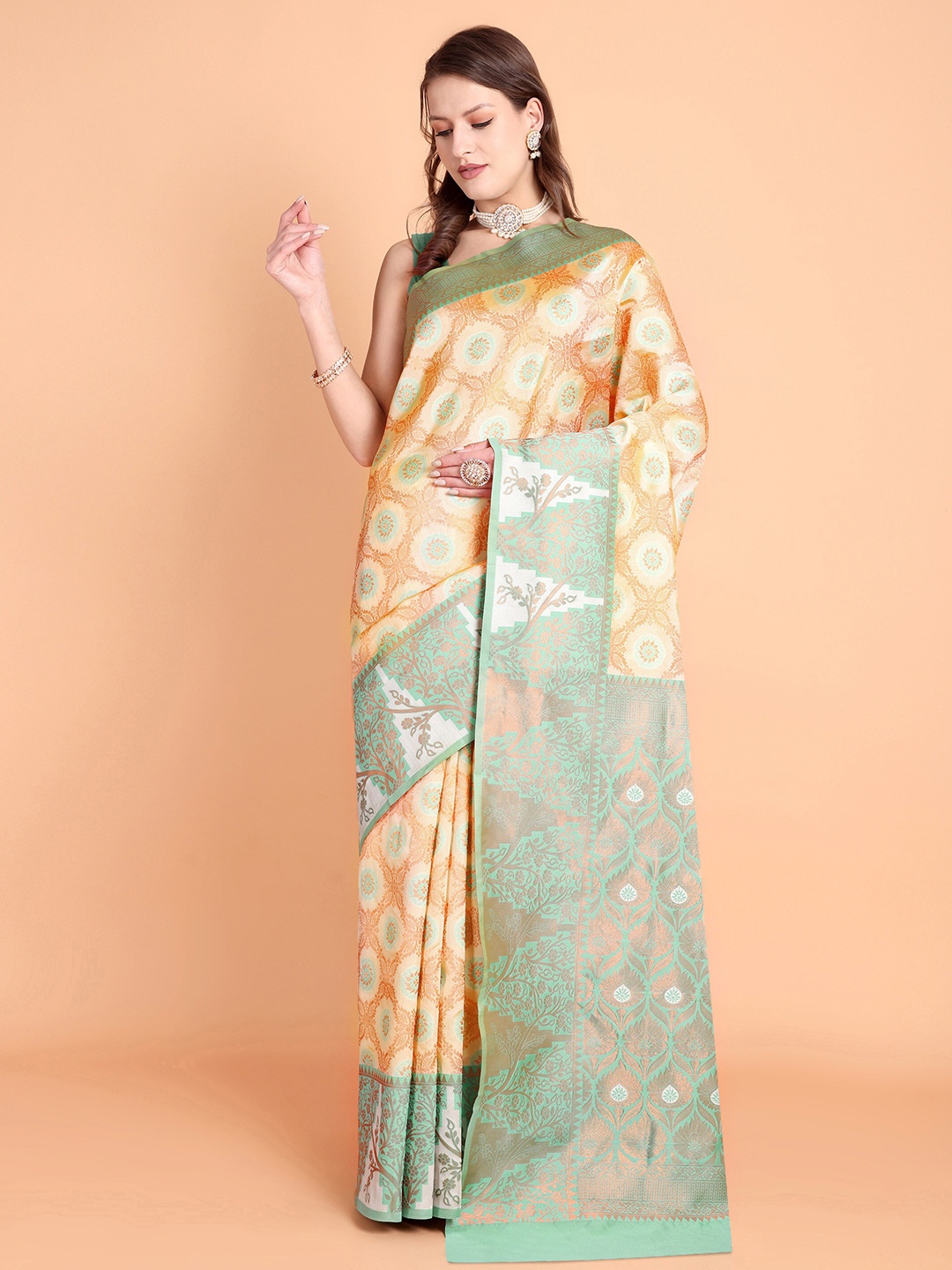 

Taslar Floral Woven Design Zari Banarasi Saree, Peach