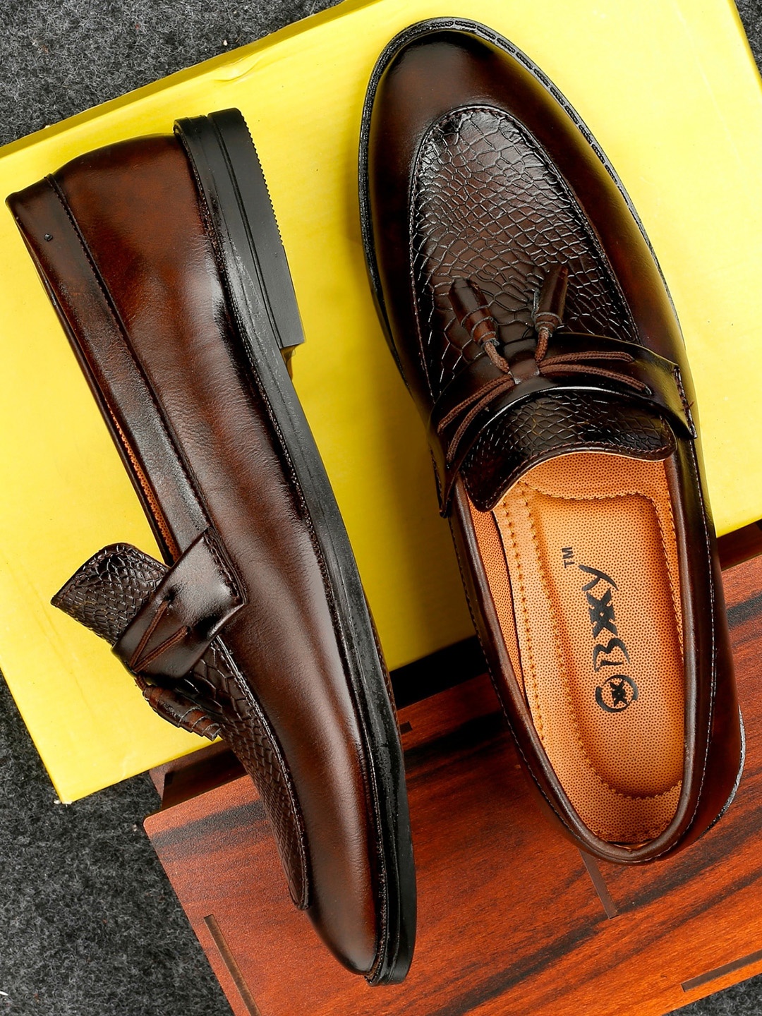 

Bxxy Men Textured Tassel Loafers, Brown