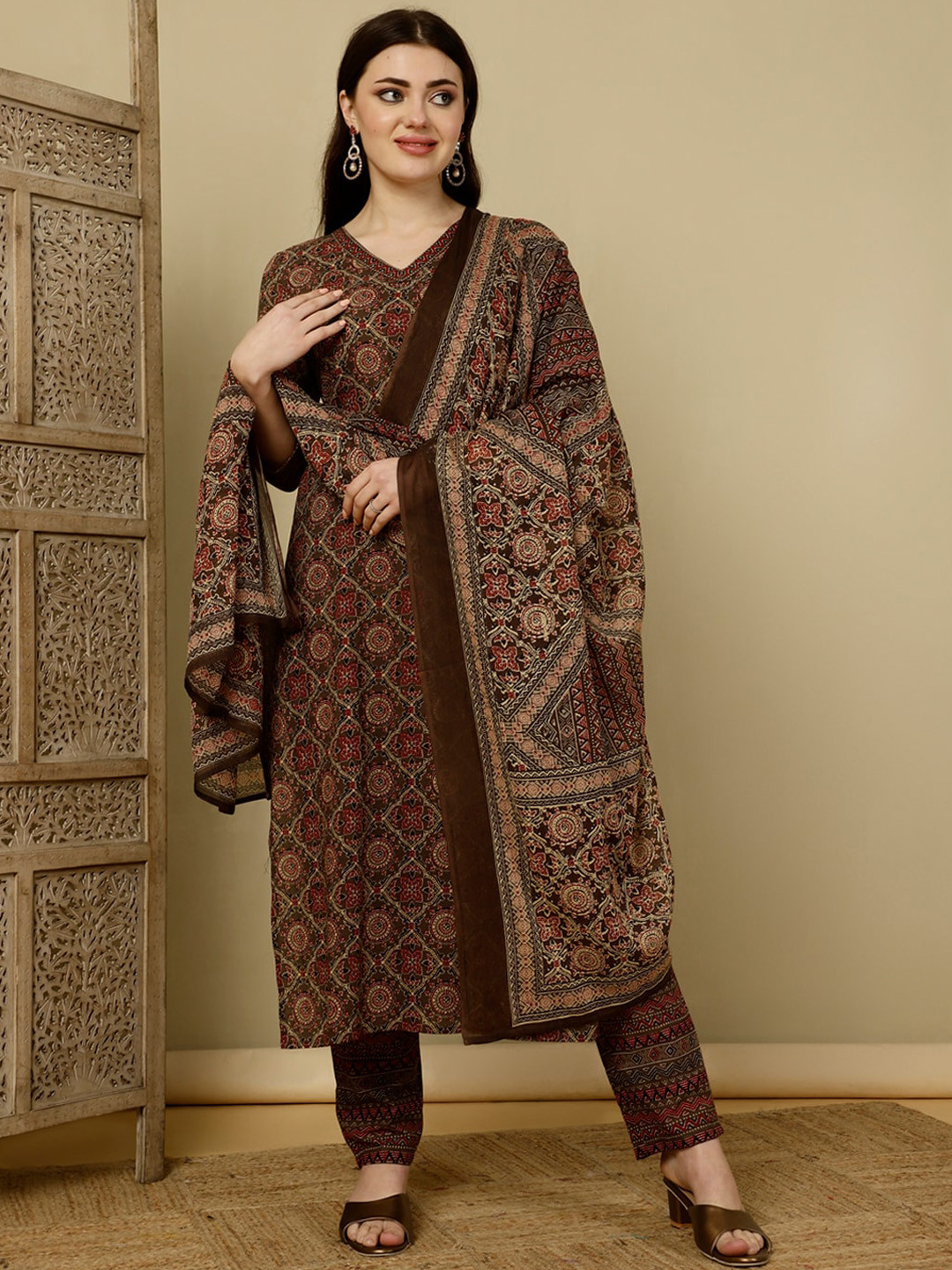 

KIMAYRA Floral Printed Regular Pure Cotton Kurta with Trousers & Dupatta, Brown