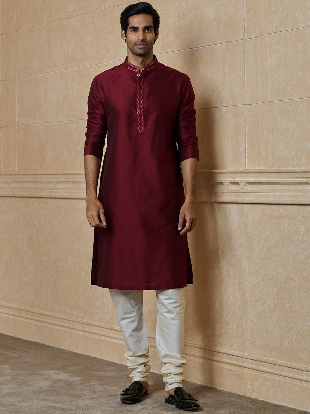 

Tasva Mandarin Collar Long Sleeves Straight Kurta with Pyjama, Maroon