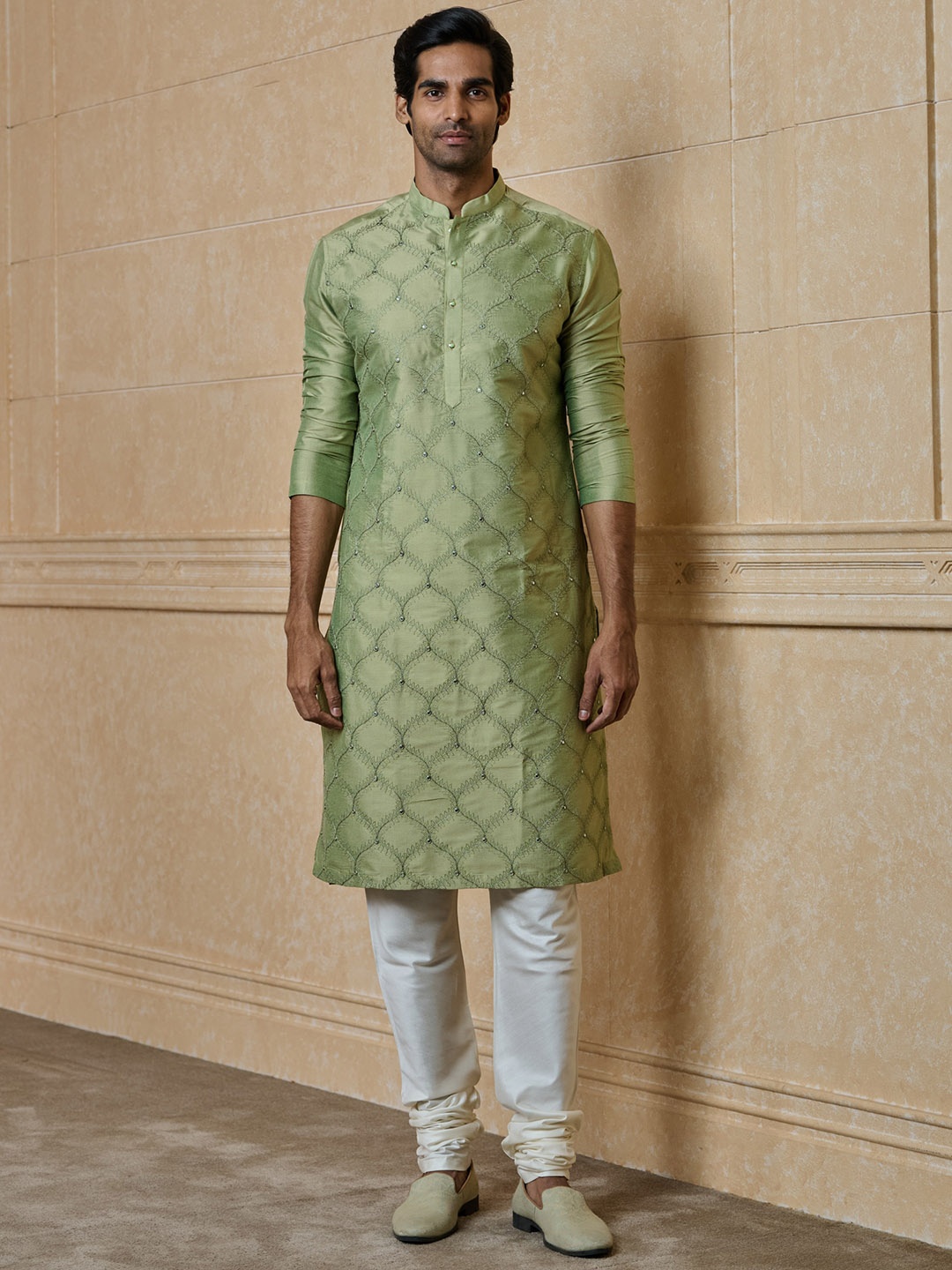 

Tasva Embroidered Mandarin Collar Long Sleeves Straight Kurta with Pyjama, Green