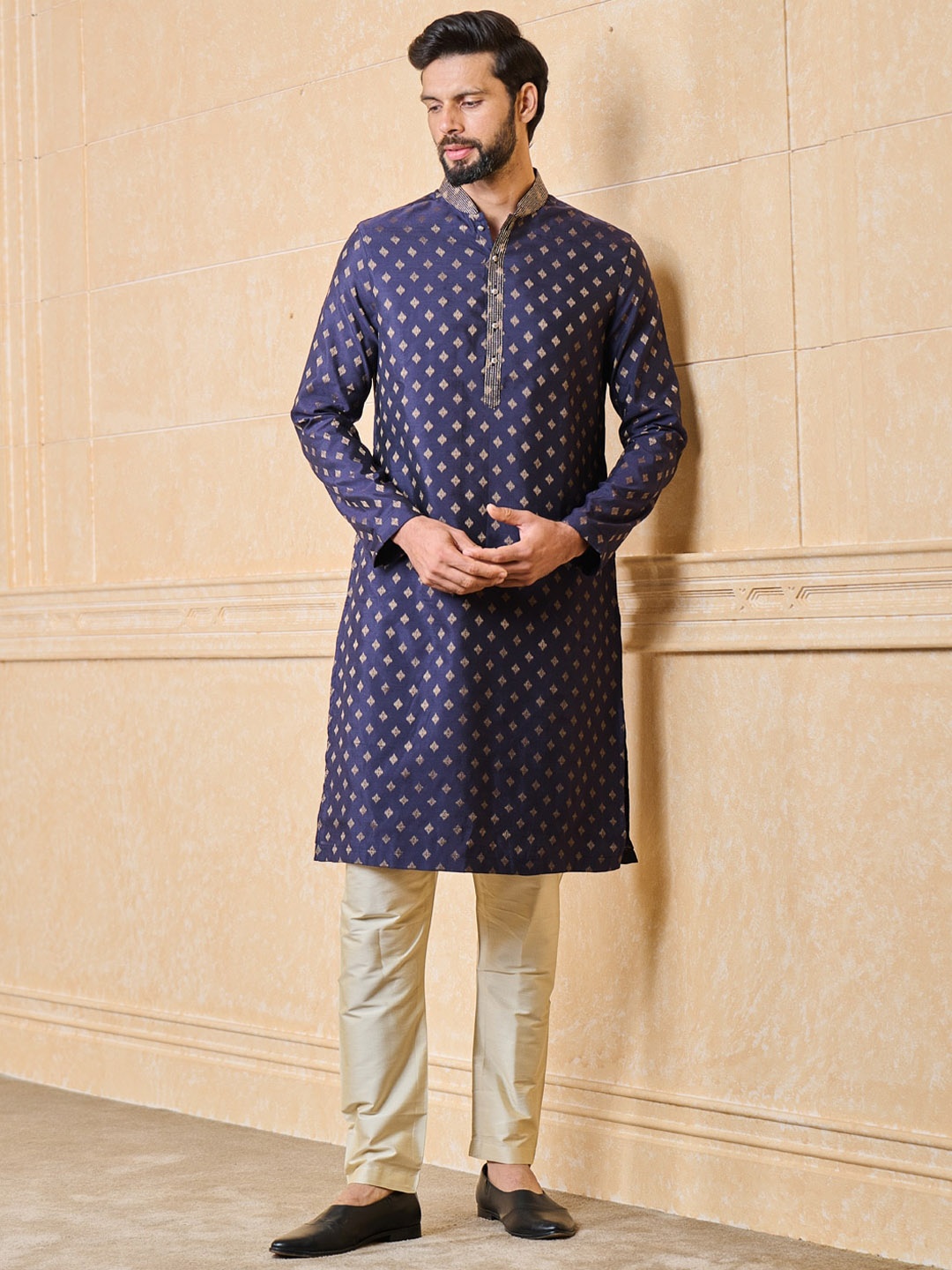 

Tasva Ethnic Motifs Printed Mandarin Collar Straight Kurta With Churidar, Navy blue