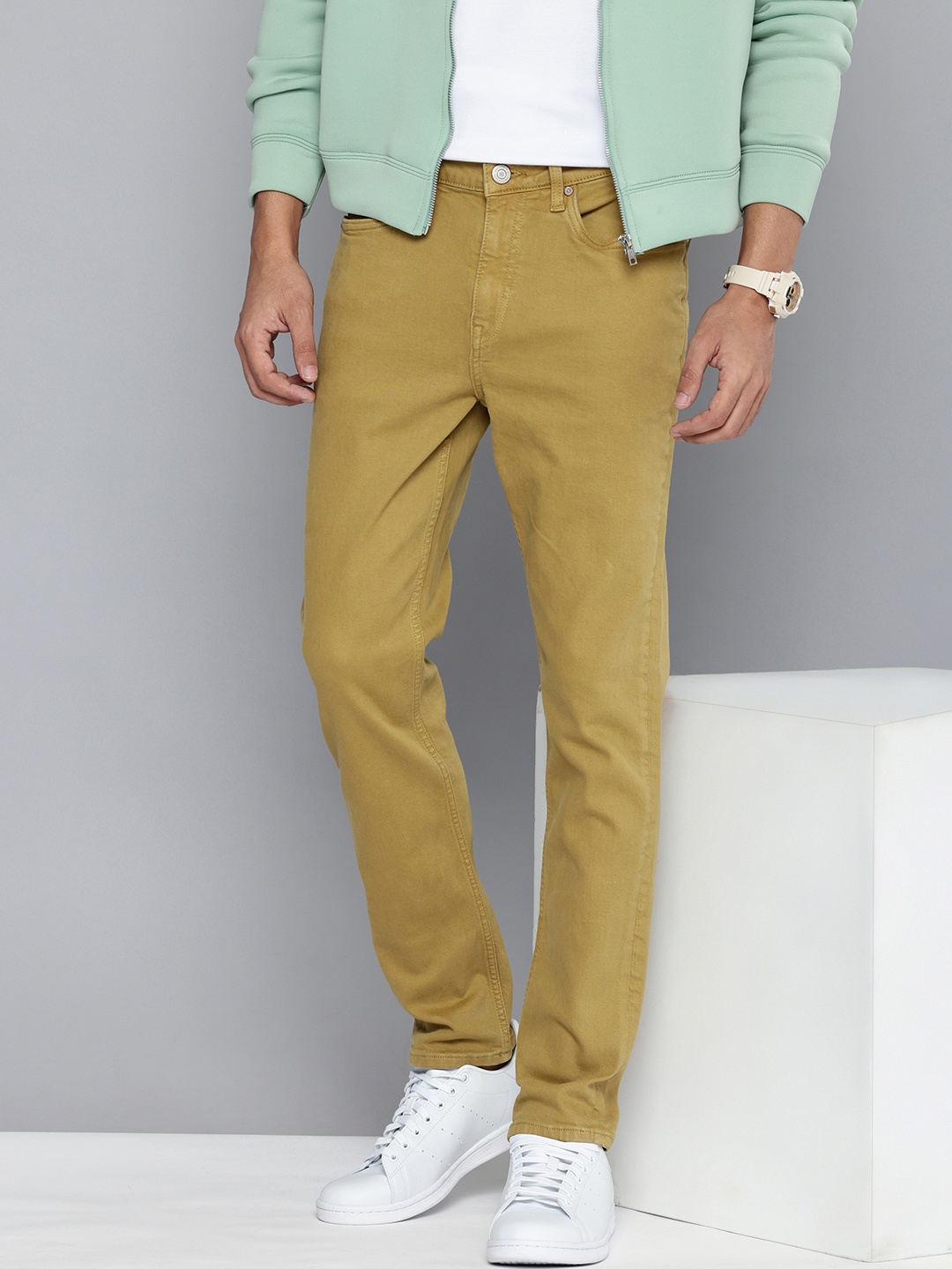 

Aeropostale Men Tapered Fit Stretchable Jeans, Mustard