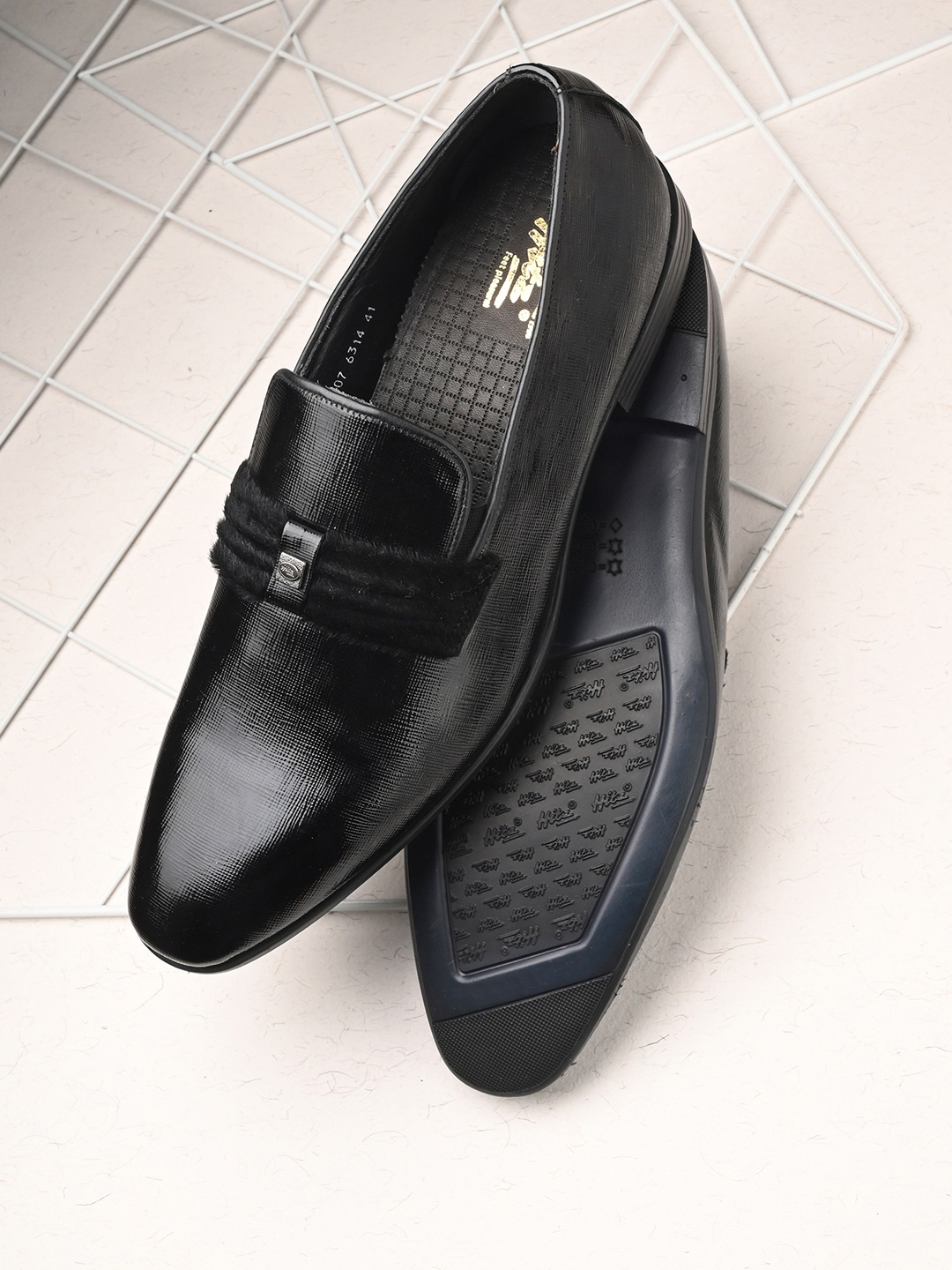 

Hitz Men Textured Loafers, Black