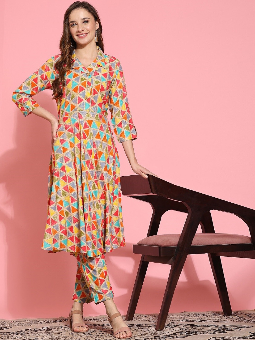 

Trendmalls Geometric Printed Shirt Collar A-Line Kurta With Trousers, Beige