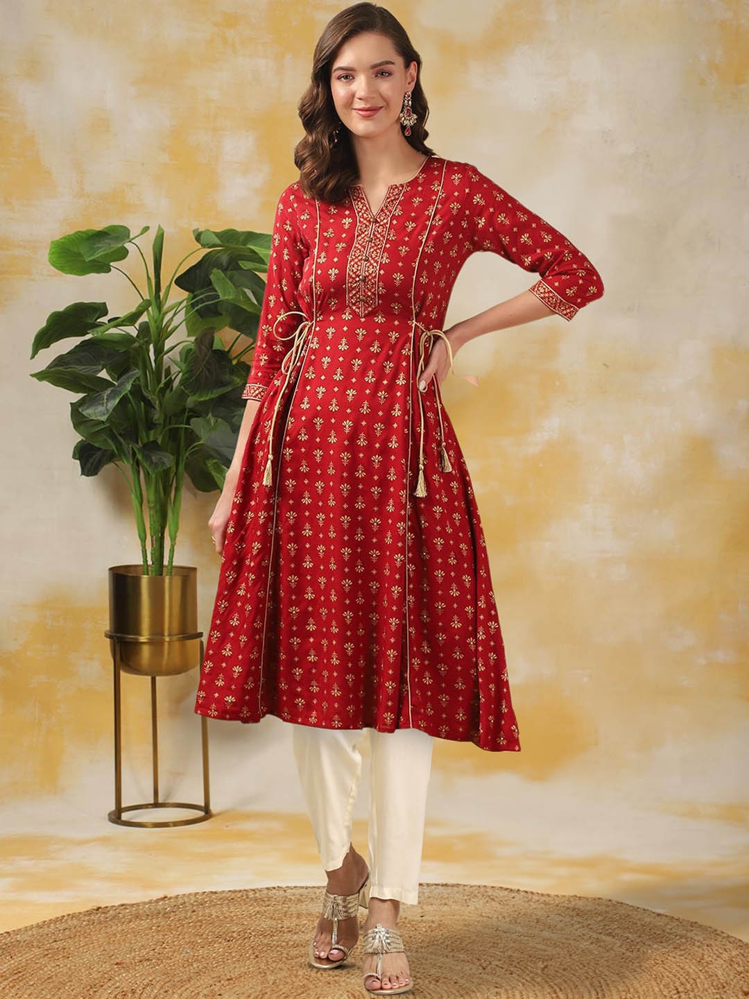 

Rangita Floral Printed Regular Kurta with Trousers, Maroon