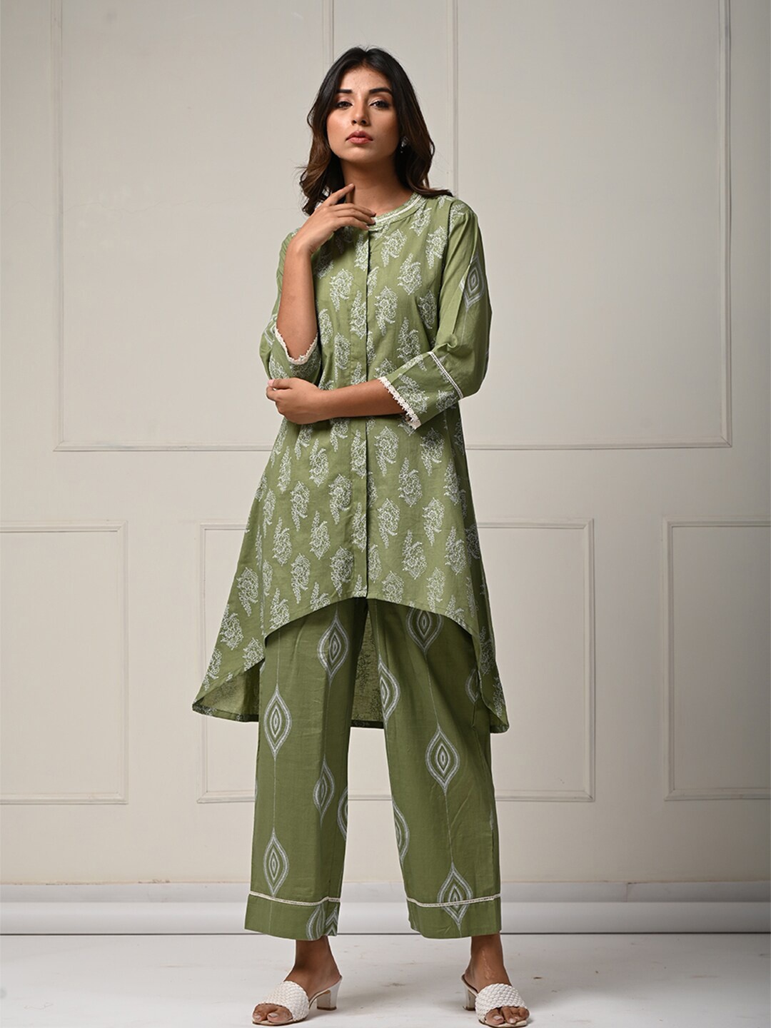 

ARAVALII Green & White Ethnic Motifs Printed Kurta With Trouser, Olive