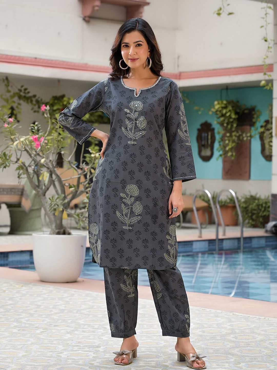 

ARAVALII Floral Printed Round Neck Kurta With Trousers, Grey