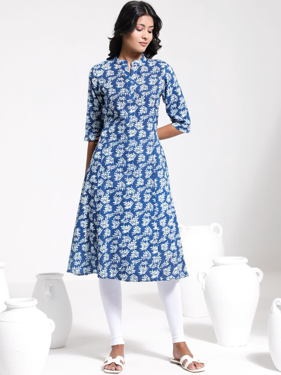 

VASTRAMAY Floral Printed Panelled Kurta & Leggings Set, Blue