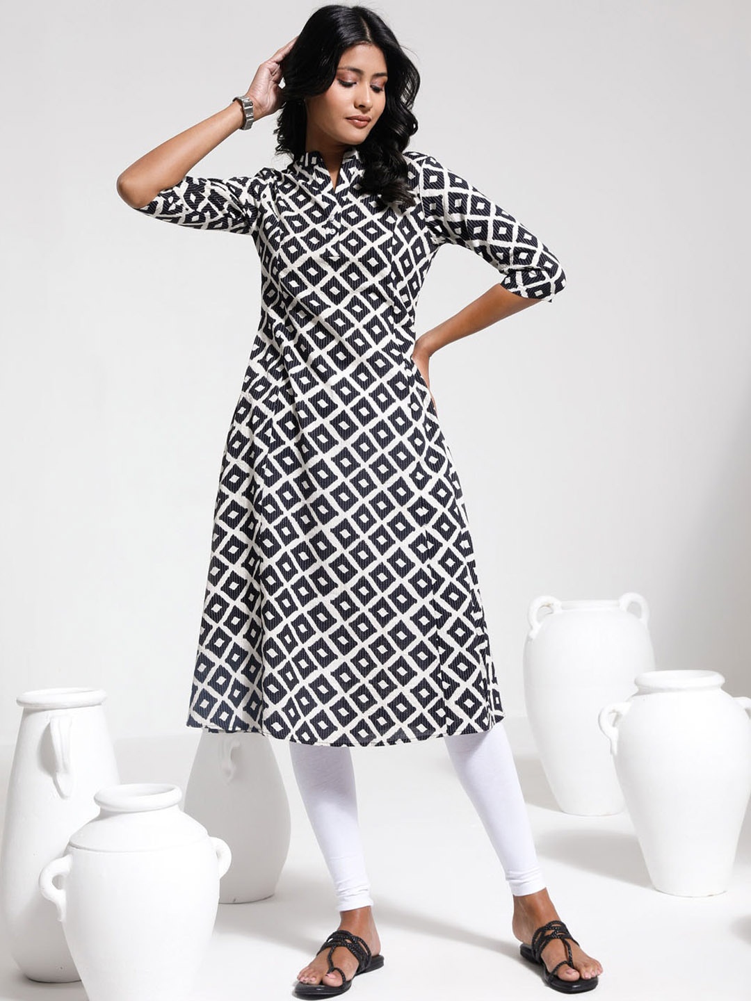 

VASTRAMAY Printed Panelled Kantha Work Kurta & Leggings Set, Black