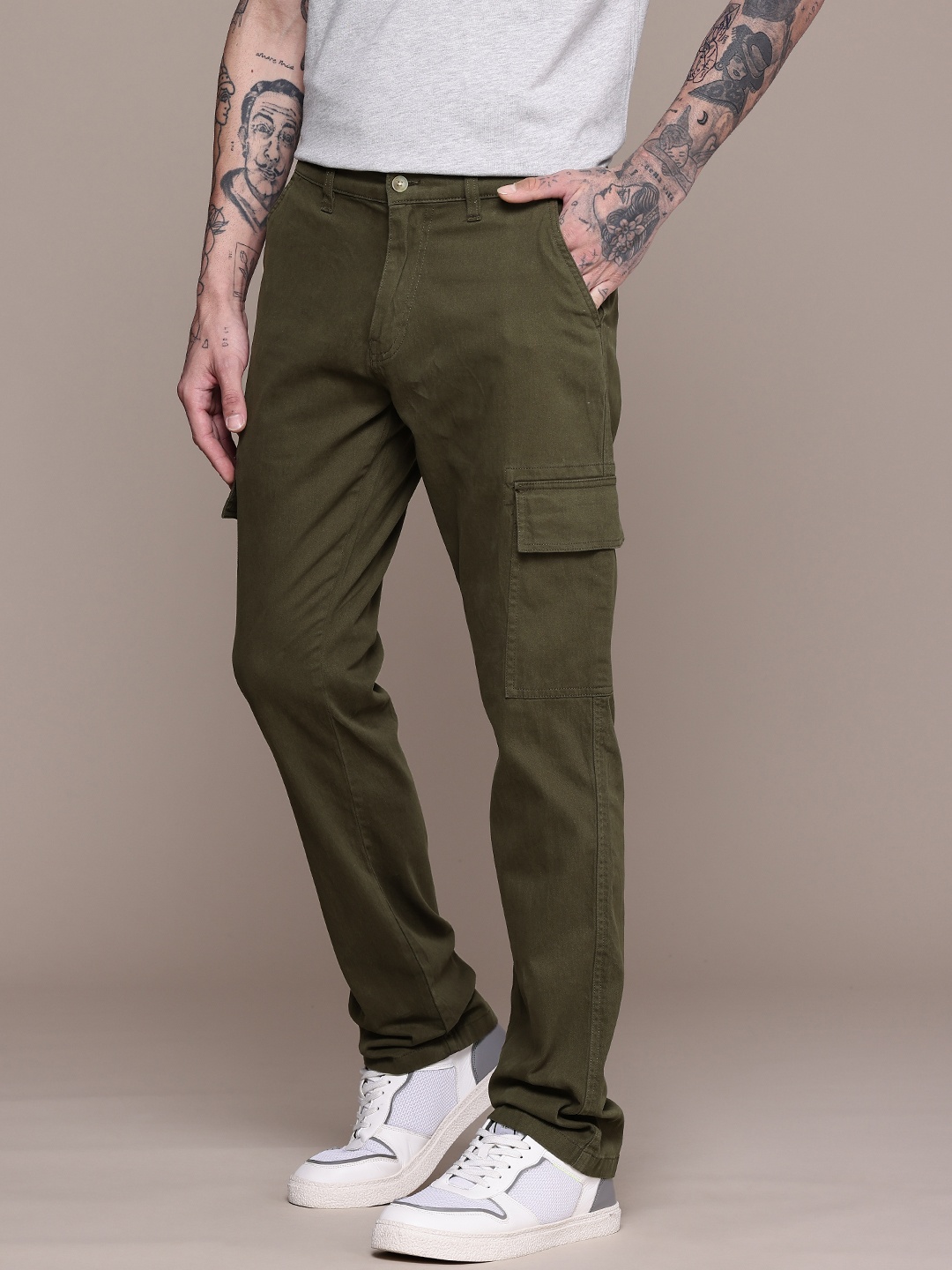 

WROGN Men Cargo Style Chinos Trousers, Green
