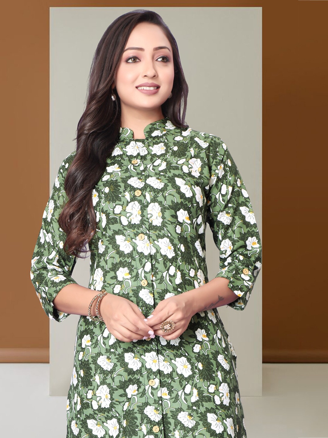

Anouk Green Floral Printed Mandarin Collar Roll-Up Sleeves Straight Kurta