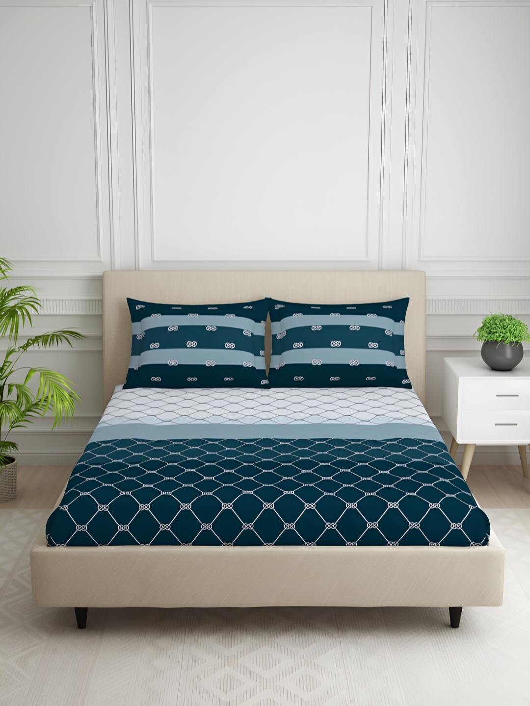 

SPACES Nautique Grey & Navy Blue Geometric 144 TC Queen Bedsheet with 2 Pillow Covers