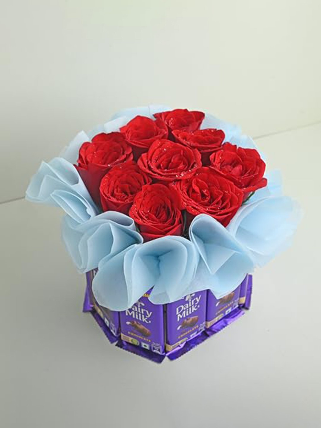 

Floweraura Set Of 9Pcs Fresh Roses With 12Pcs Chocolates In Glass Vase, Red