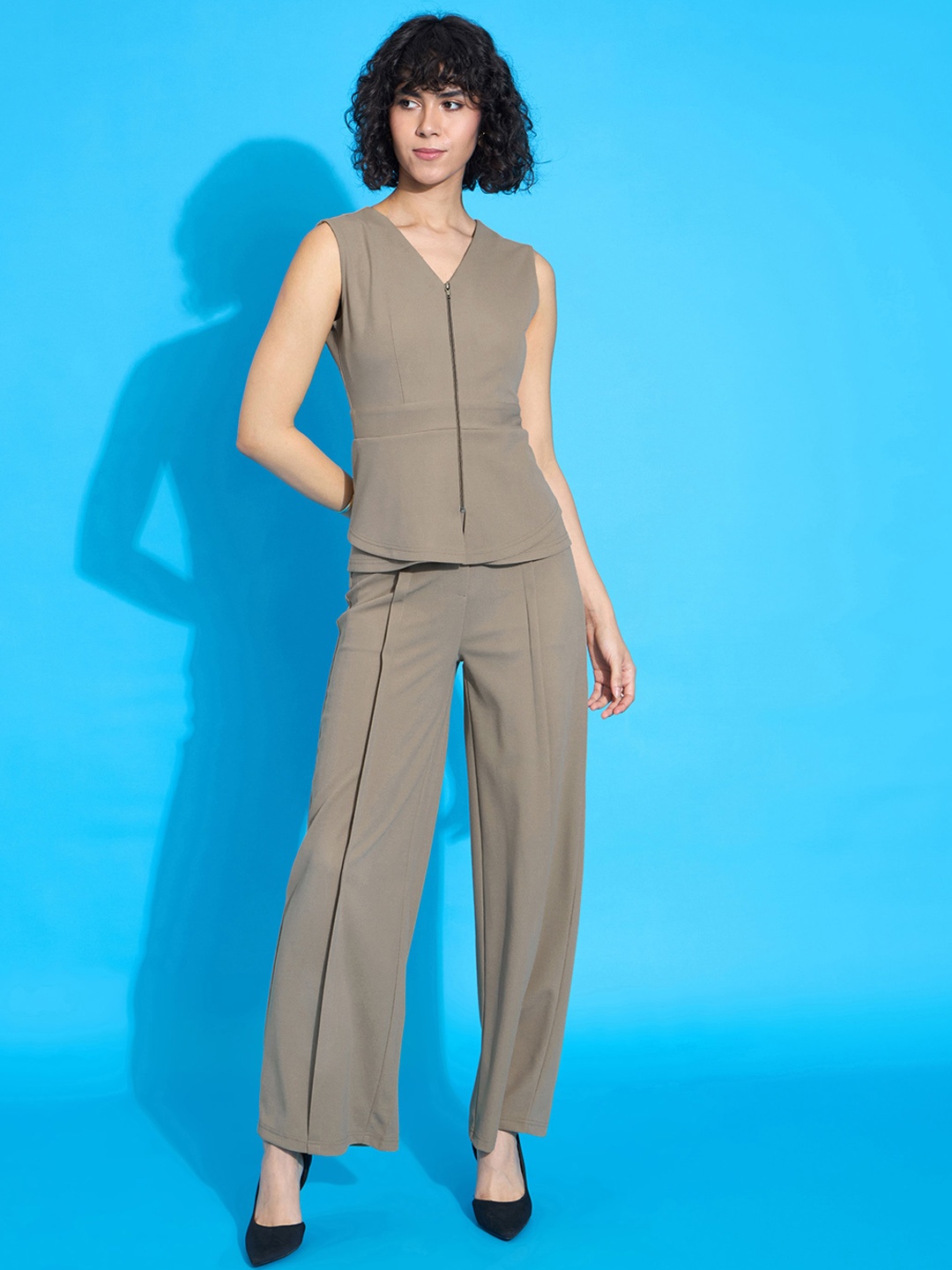 

SASSAFRAS worklyf Sleeveless Top With Trousers, Beige